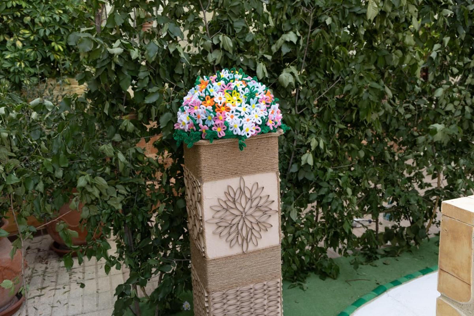 Los vecinos de Villardompardo exponen las obras de su Corpus un año más, en imágenes