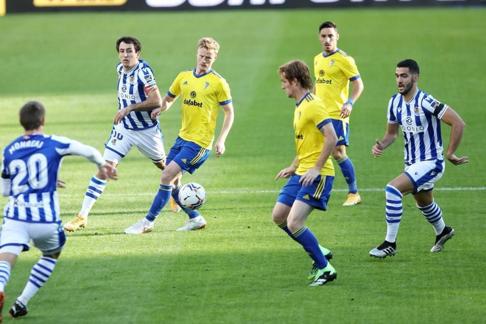 Jonsson y Álex observan el balón entre tres rivales y ante la mirada de Iza.