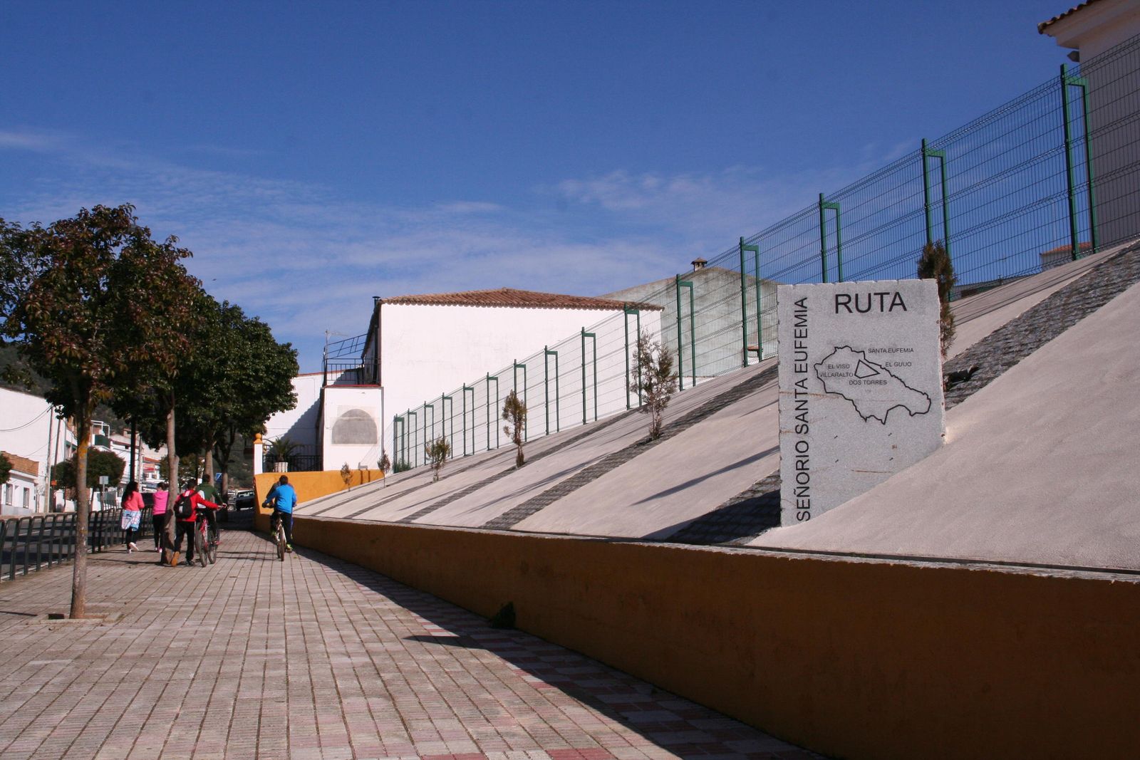 Varias personas pasean por la localidad de Santa Eufemia.