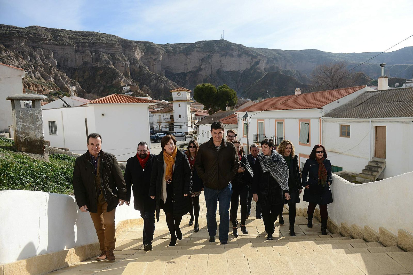 Los representantes políticos recorrieron la localidad de Gorafe.