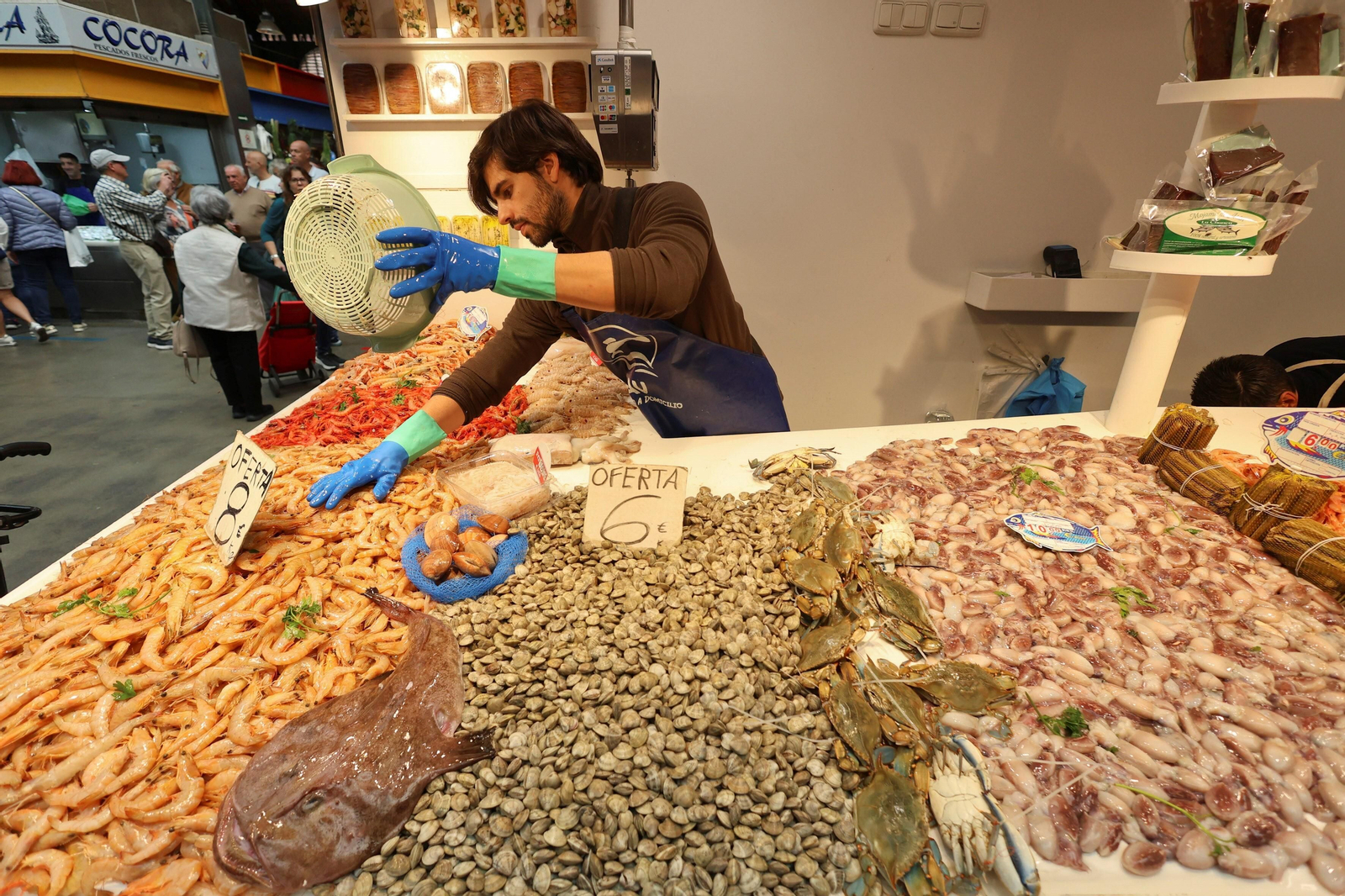 Un puesto del Mercado Atarazanas vendiendo marisco.
