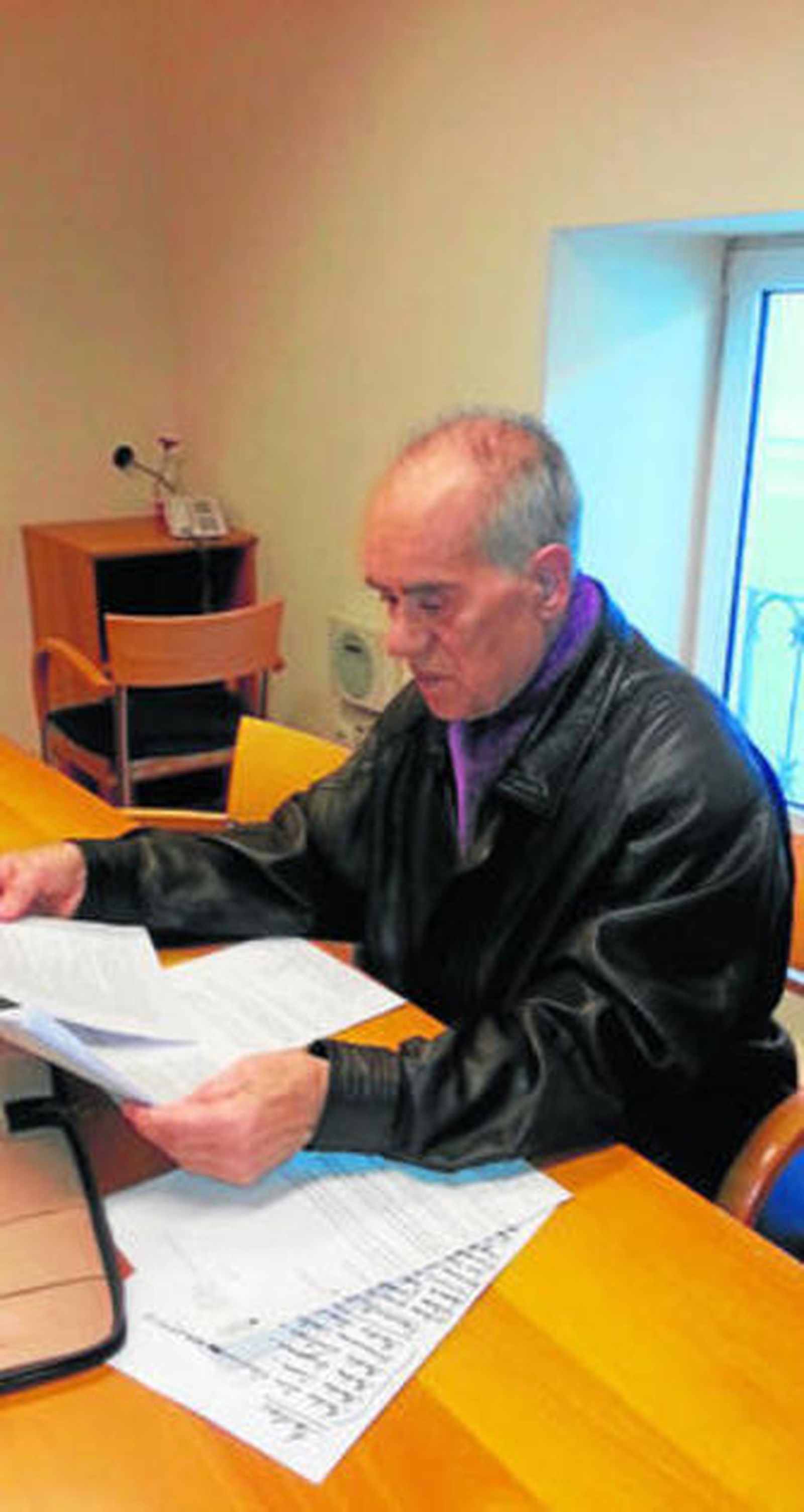 Pedro Carrillo hojea las cartas de apoyo. A la derecha, sus actuaciones.