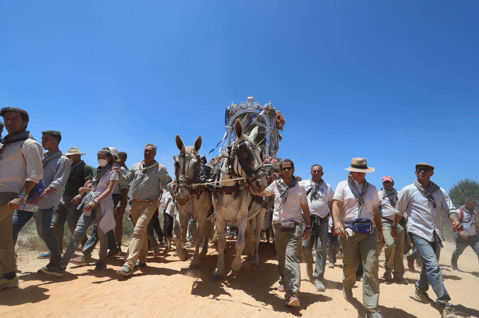 Imágenes de la Hermandad del Rocío de Huelva en el camino