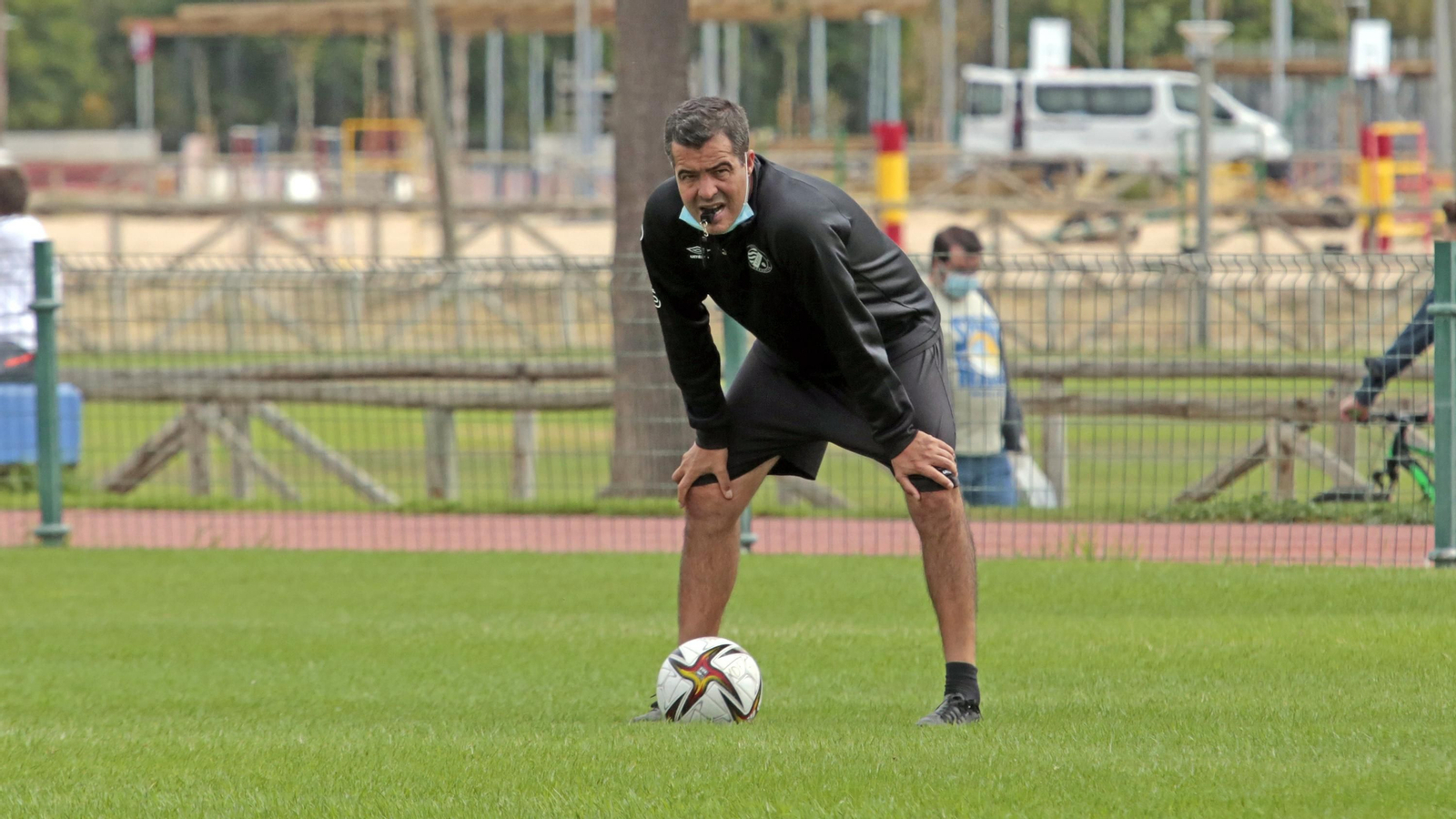 Pérez Herrrera, entrenador del Xerez DFC, se muestra orgulloso del año realizado por su equipo.