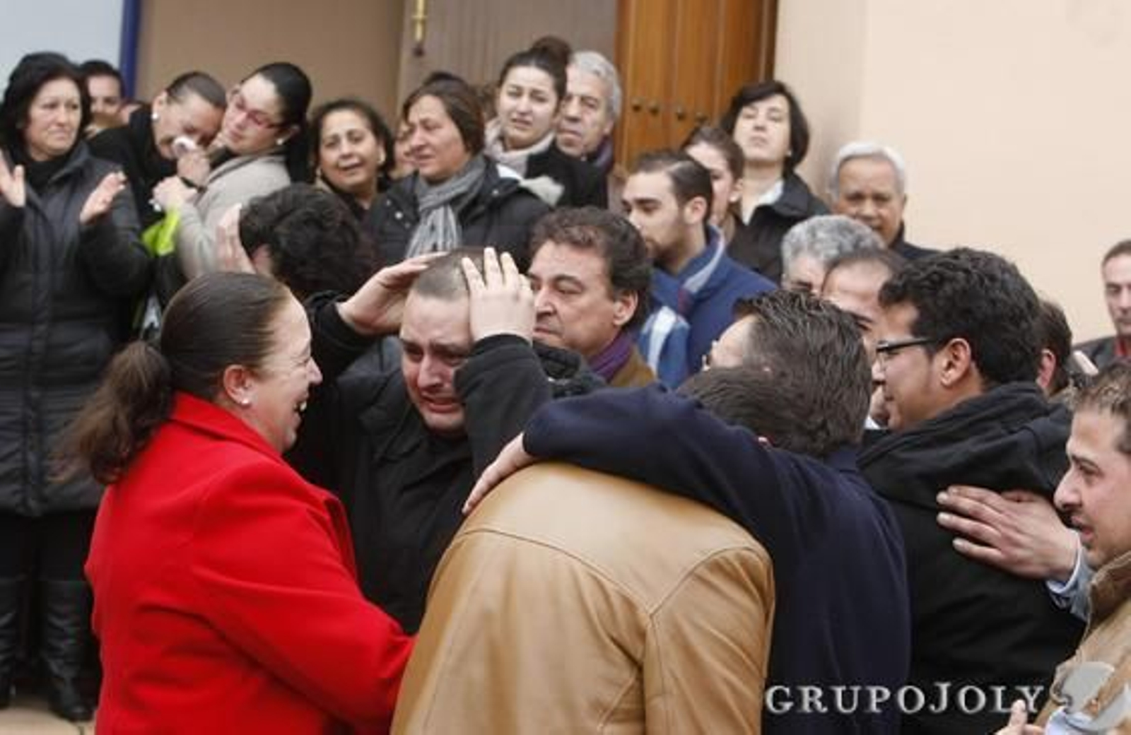 Manuel Moneo y el resto de familiares despiden con muchísimo dolor a Juan Moneo 'El Torta'.

Foto: Pascual