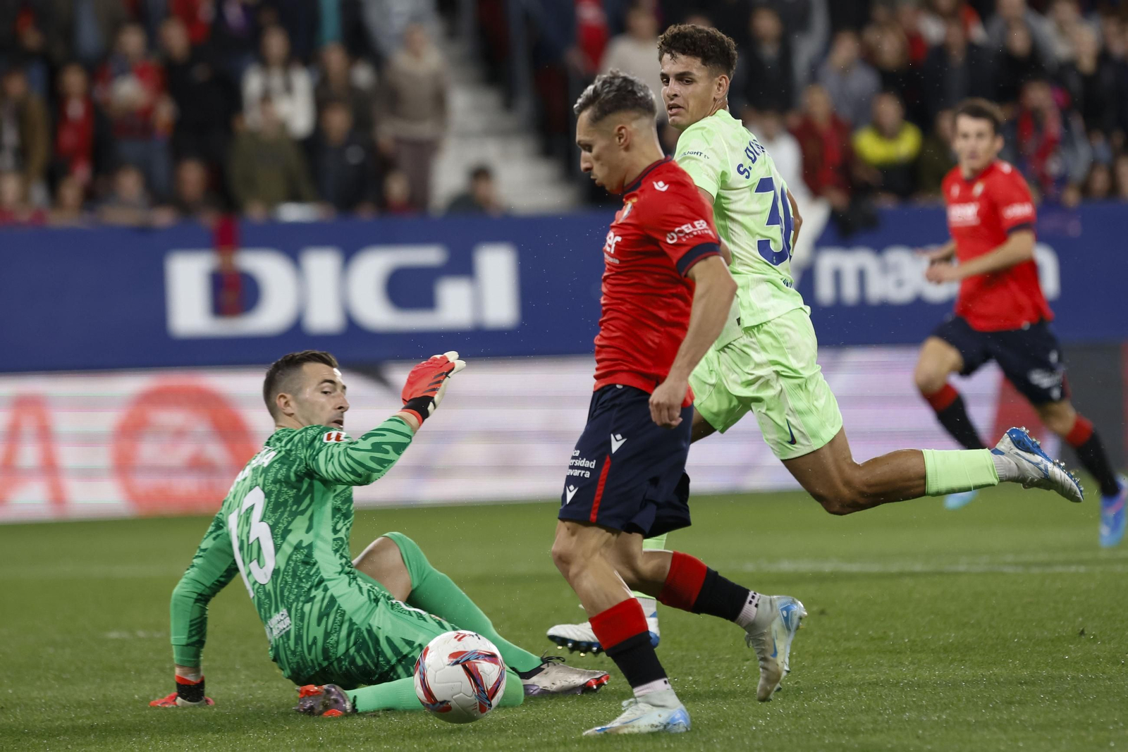 Bryan Zaragoza regatea a Iñaki Peña.