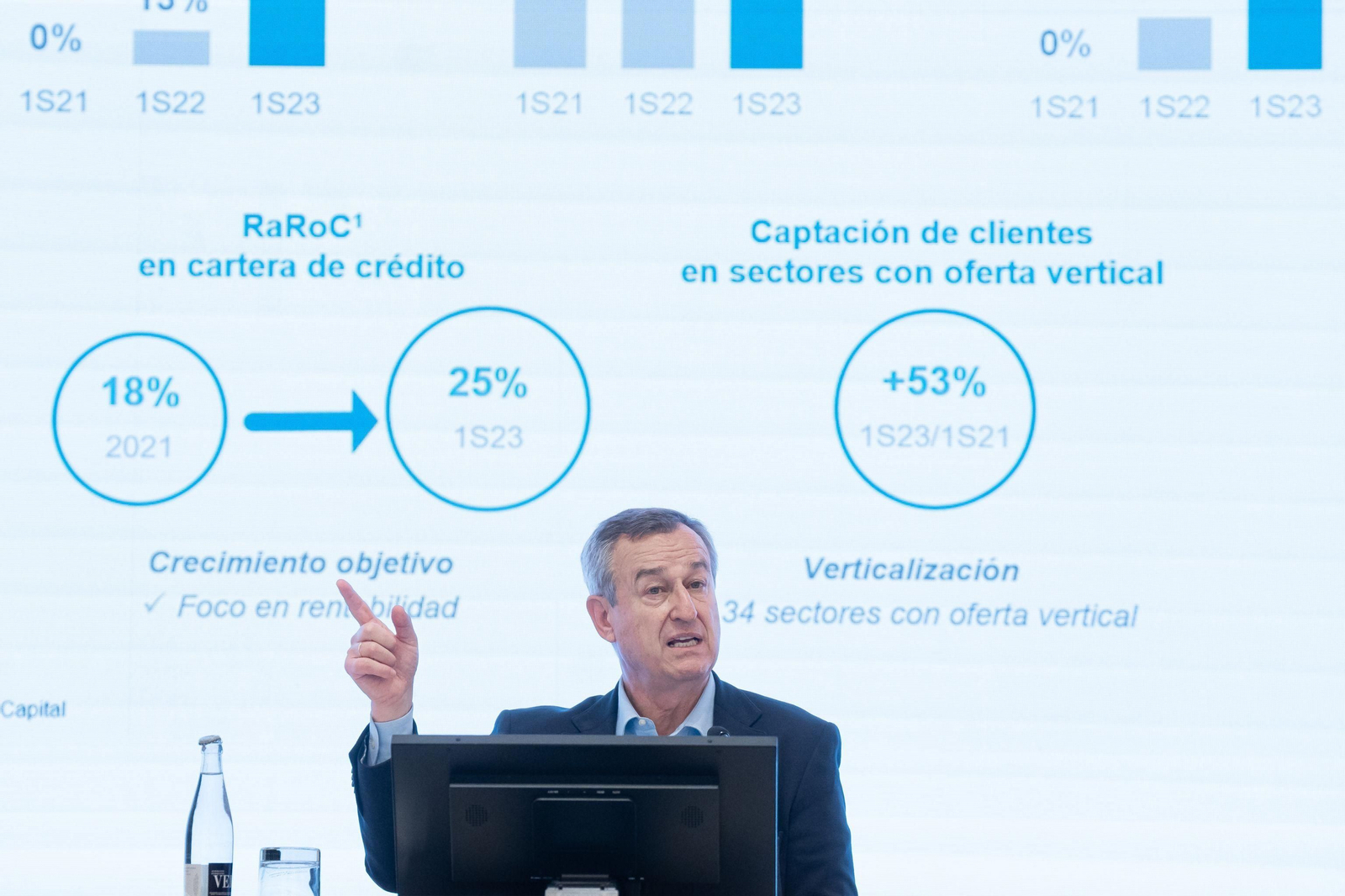 El consejero delegado de Banco Sabadell, César González-Bueno, interviene durante una rueda de prensa de presentación de los resultados. El consejero delegado de Banco Sabadell, César González-Bueno, interviene durante una rueda de prensa de presentación de los resultados.