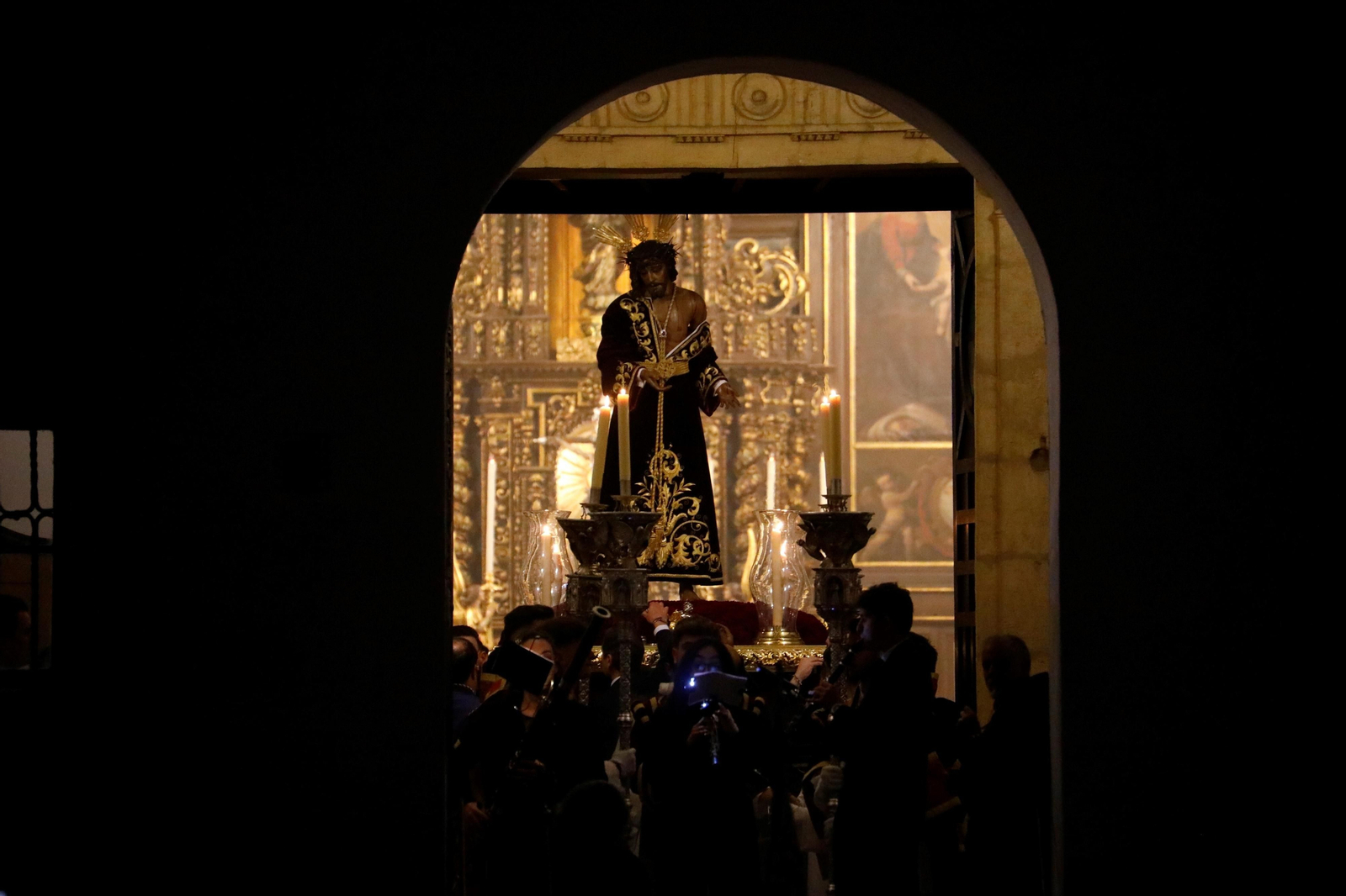 El vía crucis del Señor de la Humildad y Paciencia de Córdoba, en imágenes