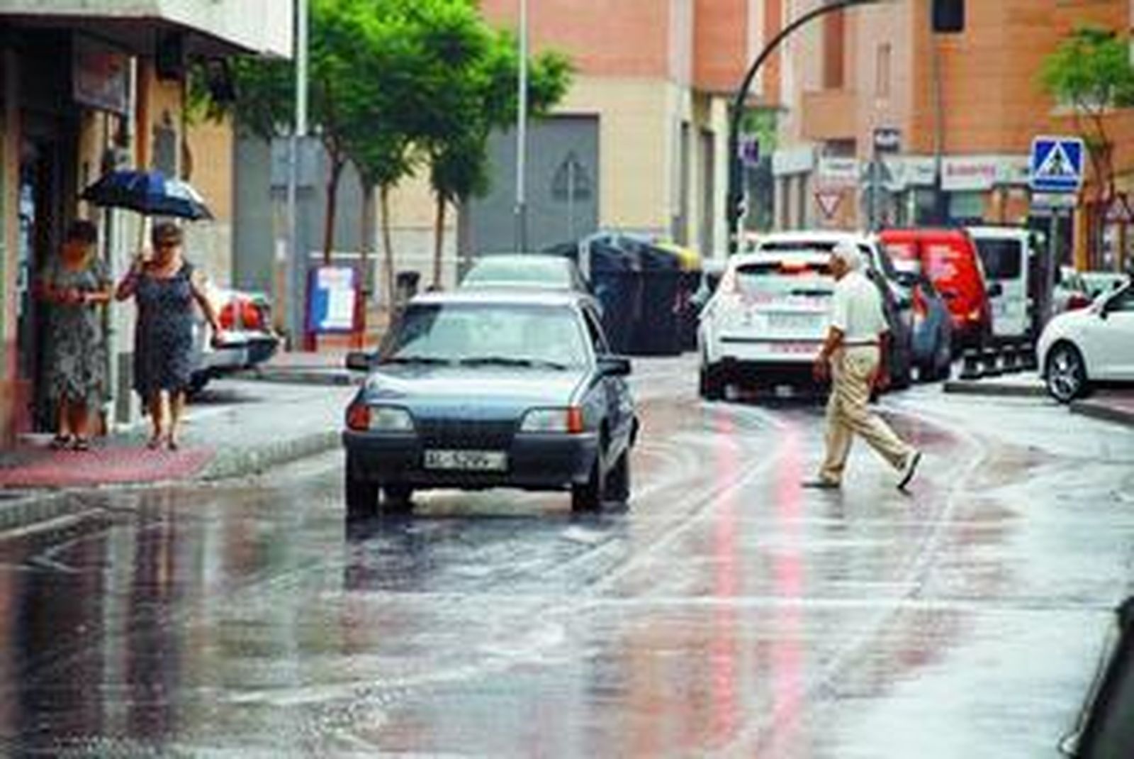Almería cambia las sombrillas por paraguas y migas