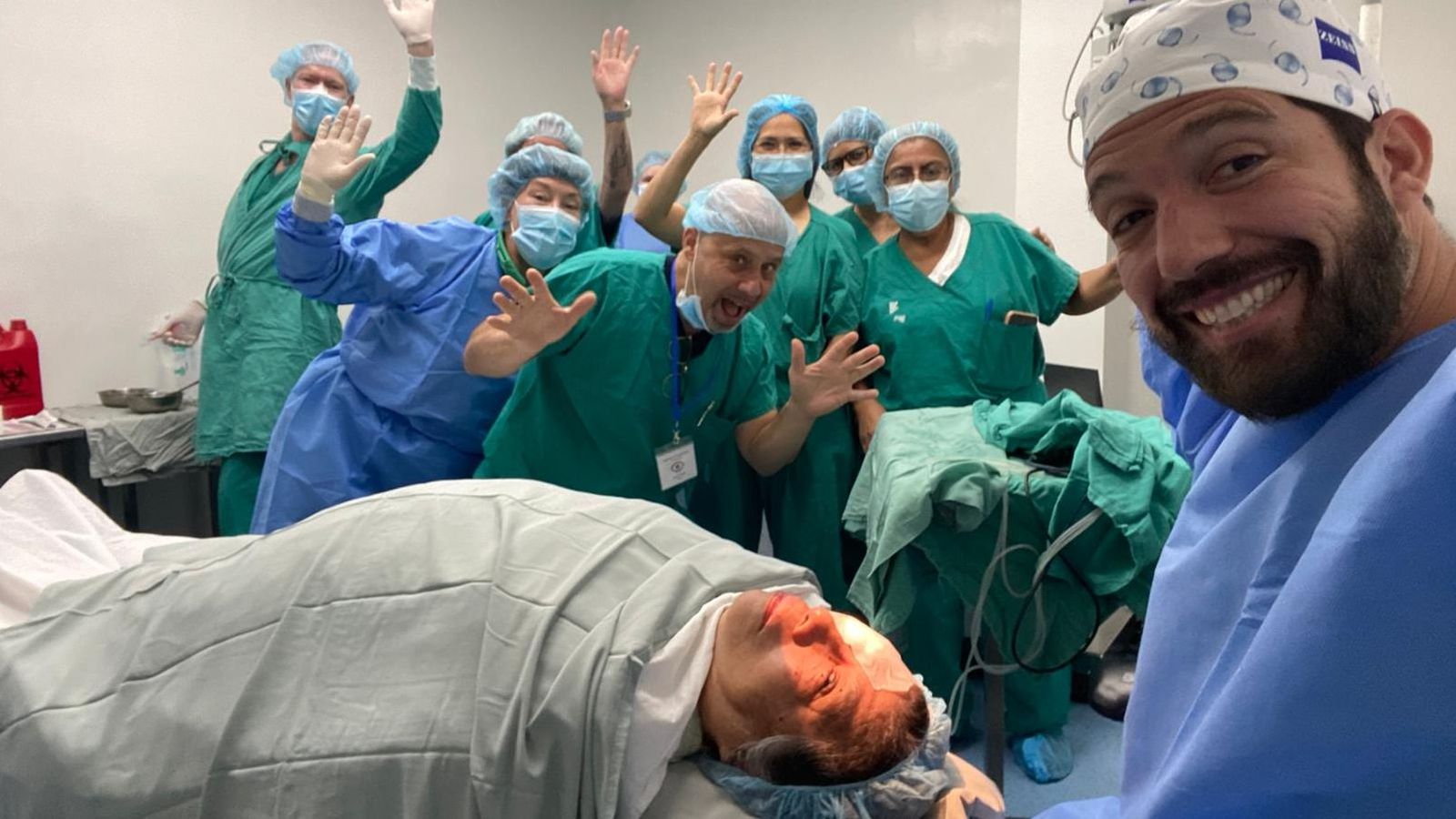 El doctor Jiménez operando en El Salvador.