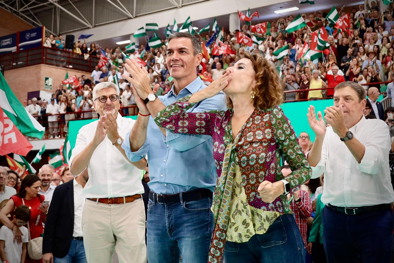 Sánchez arropa la candidatura de Montero en un multitudinario acot en Málaga, en imágenes