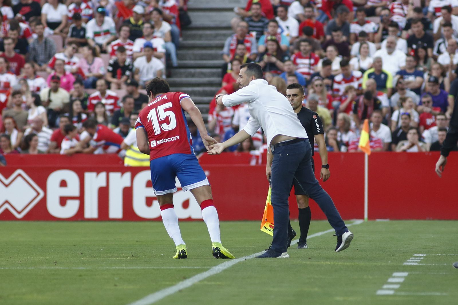 Diego Martínez arenga a Nico Aguirre durante el partido.