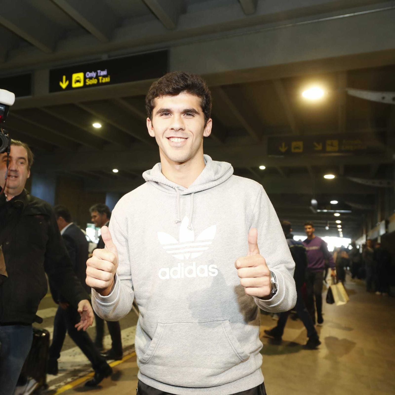 Carles Aleñá saluda a la prensa a su llegada  a Sevilla.
