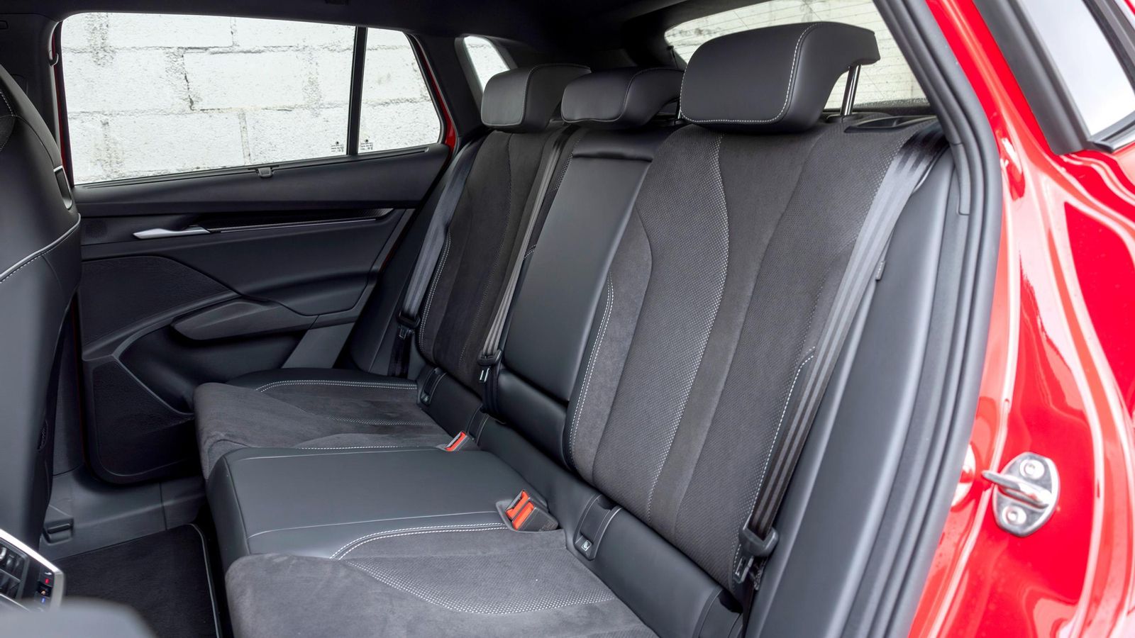 Aún siendo un SUV de relativo pequeño tamaño -la longitud de la carrocería es de 4,49 m- el espacio disponible en las plazas traeras es muy amplio a lo largo, ancho o alto. Los asientos no tienen regulación longitudinal o de inclinación.