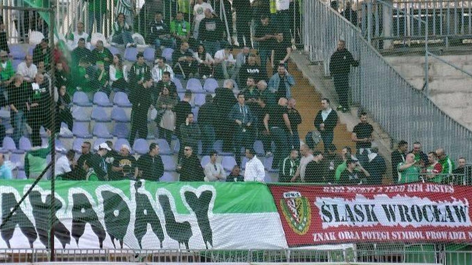 La pancarta de los ultras del Slask en la zona del Ferencvaros en uno de los derbis de Budapest.