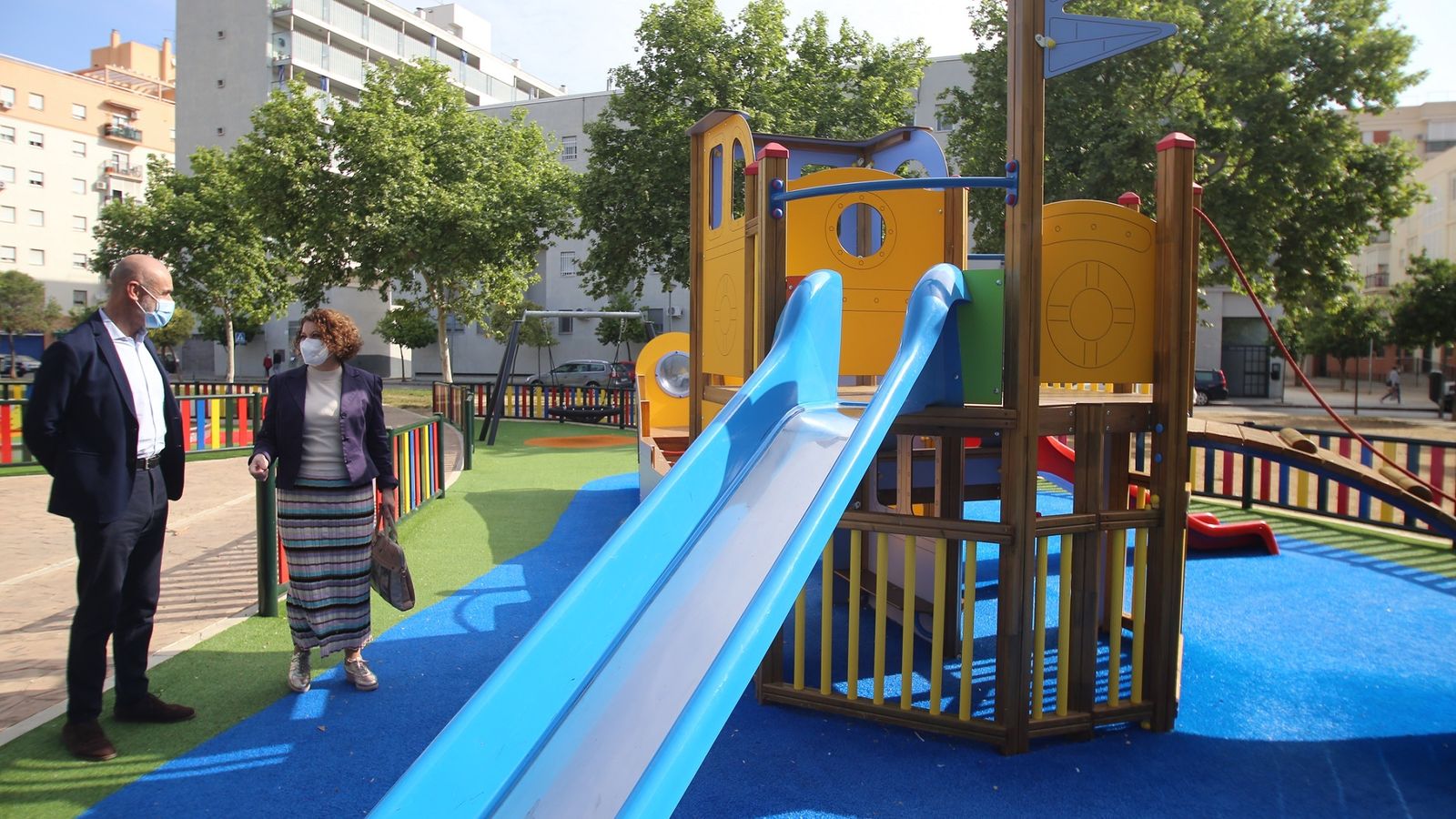 Muñoz y Castaño junto al nuevo tobogán de la calle Japón.
