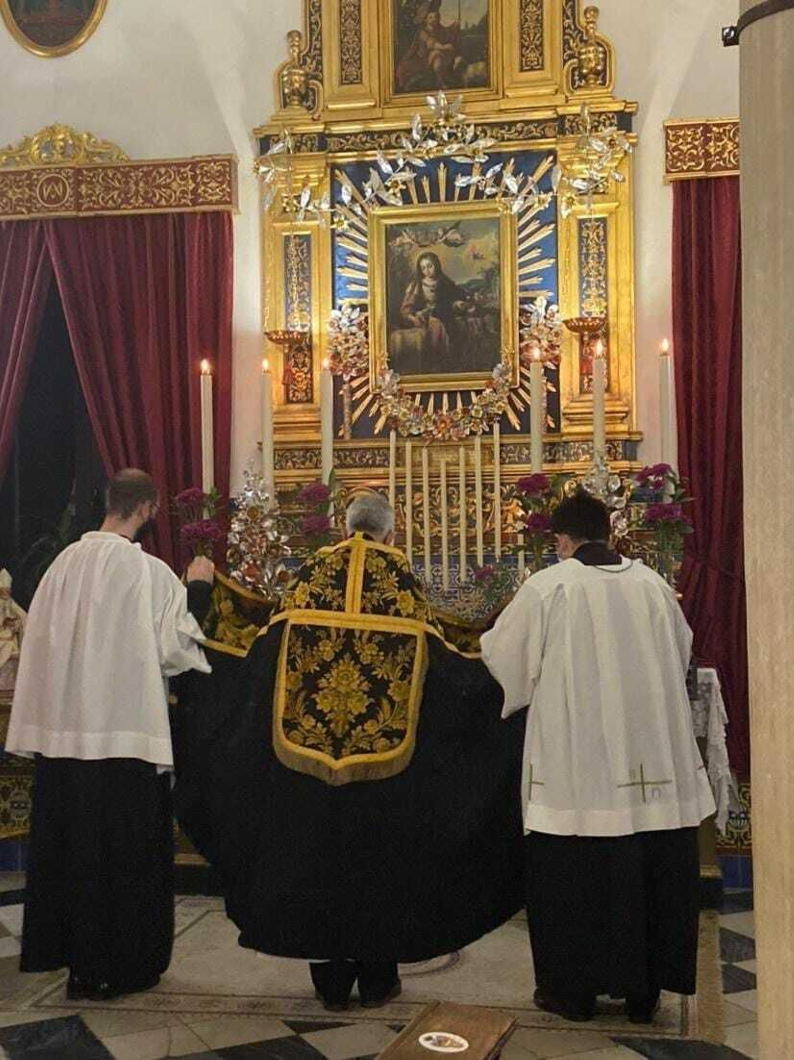 Un momento del entierro del Aleluya bajo el cuadro de la Divina Pastora.