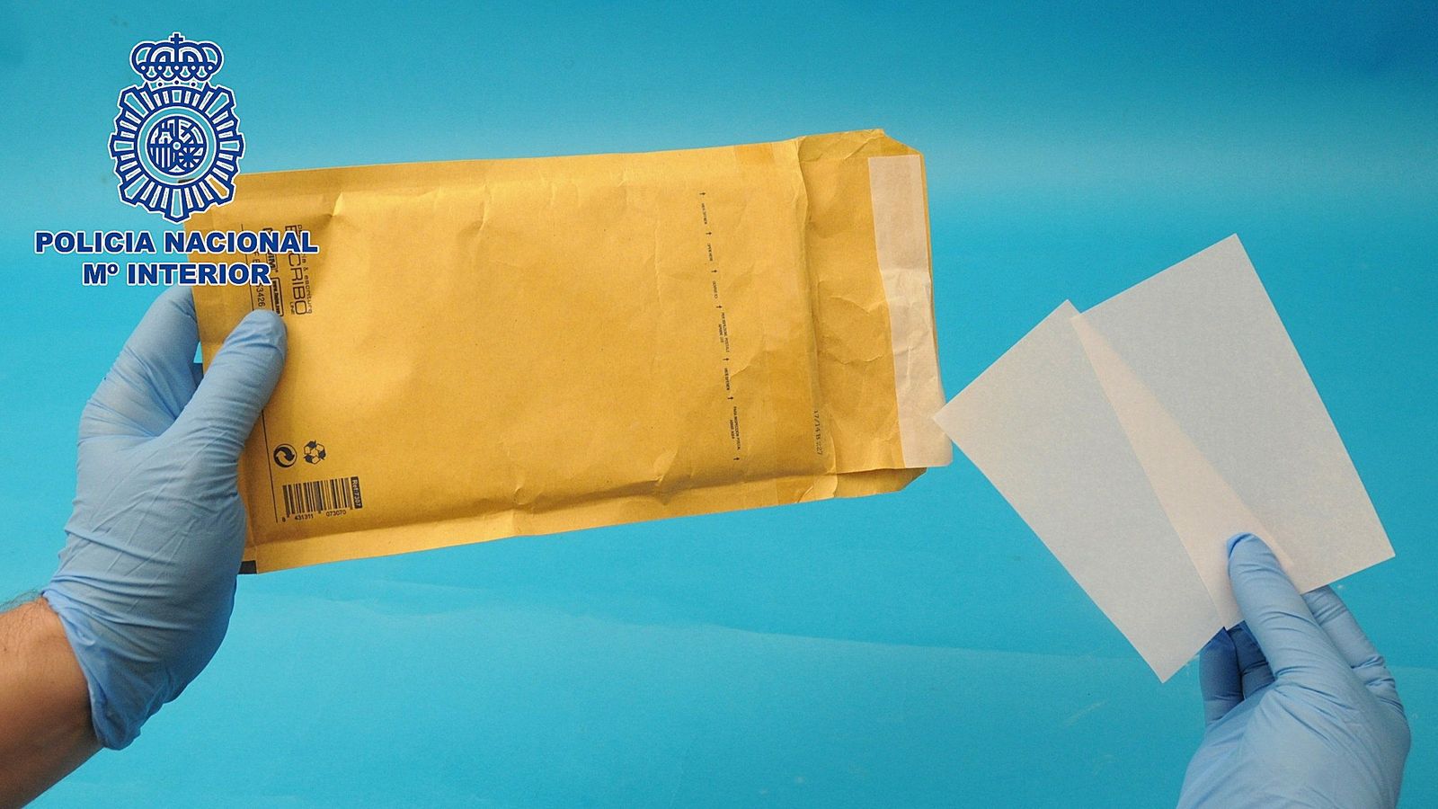 La Guardia Civil muestra el material para cometer el timo.