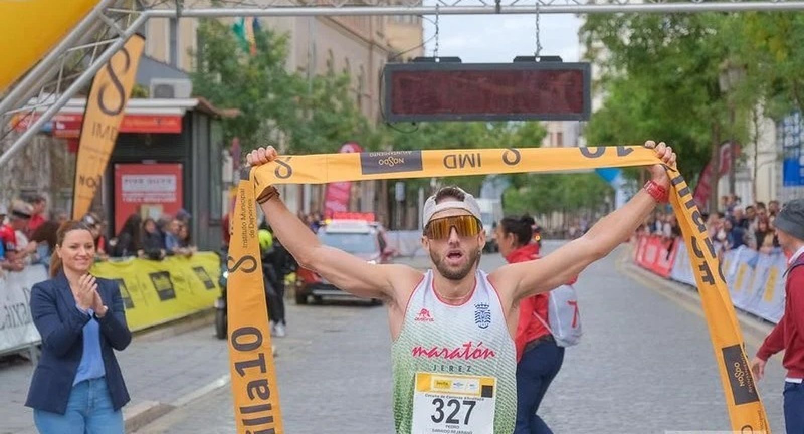Pedro Garrido cruza la línea de meta como vencedor.