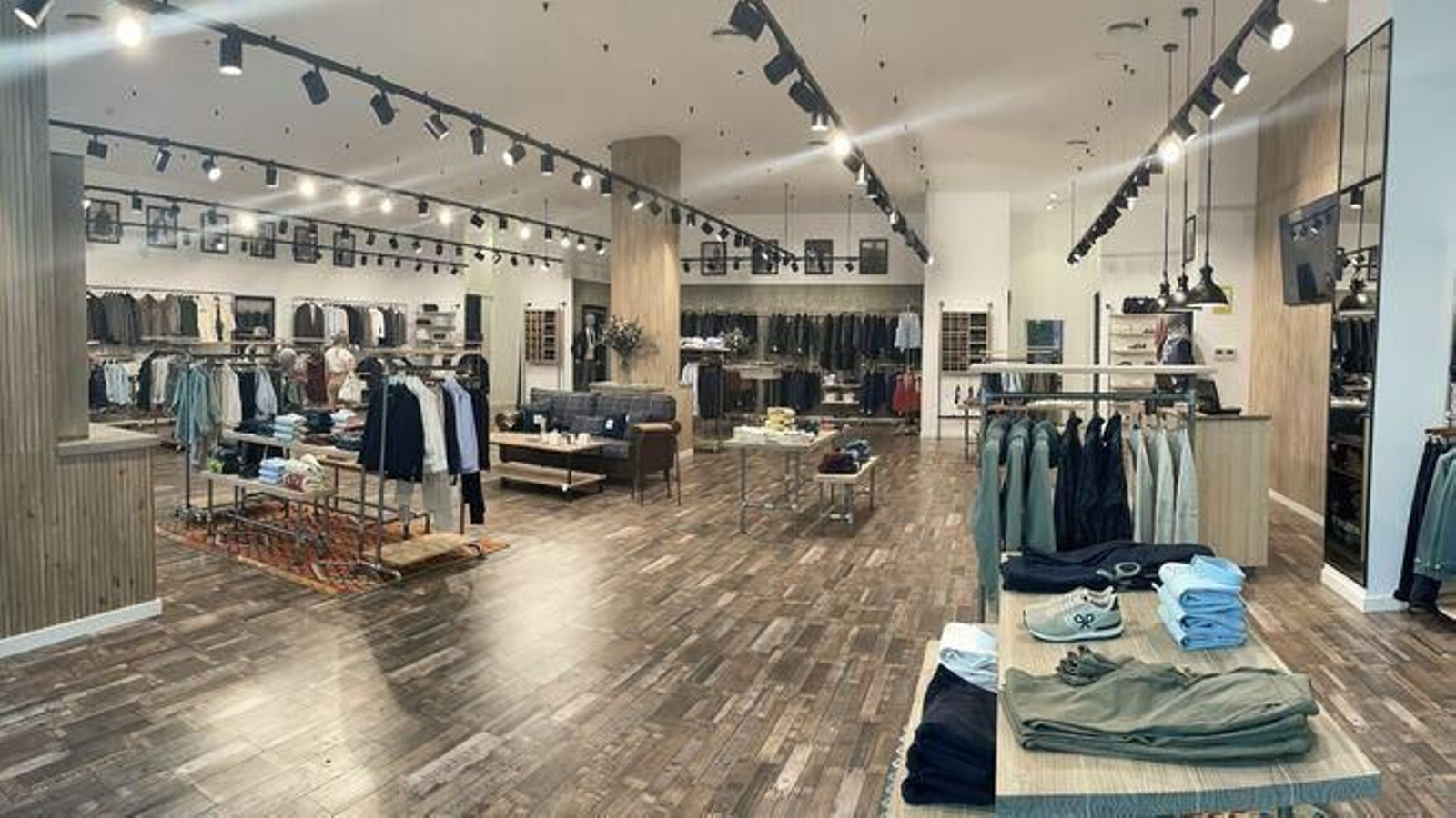 Interior de la nueva tienda Silbon en el Centro Comercial Nevada Shopping