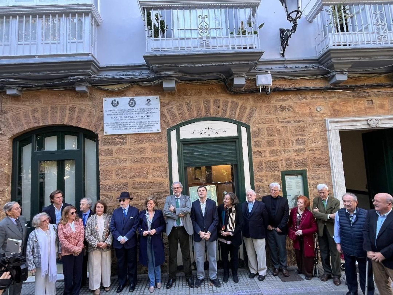 Miembros del Ateneo y del Ayuntamiento de Cádiz durante la ofrenda floral al músico Manuel de Falla, en su casa natal,  en el 148 aniversario de su nacimiento.