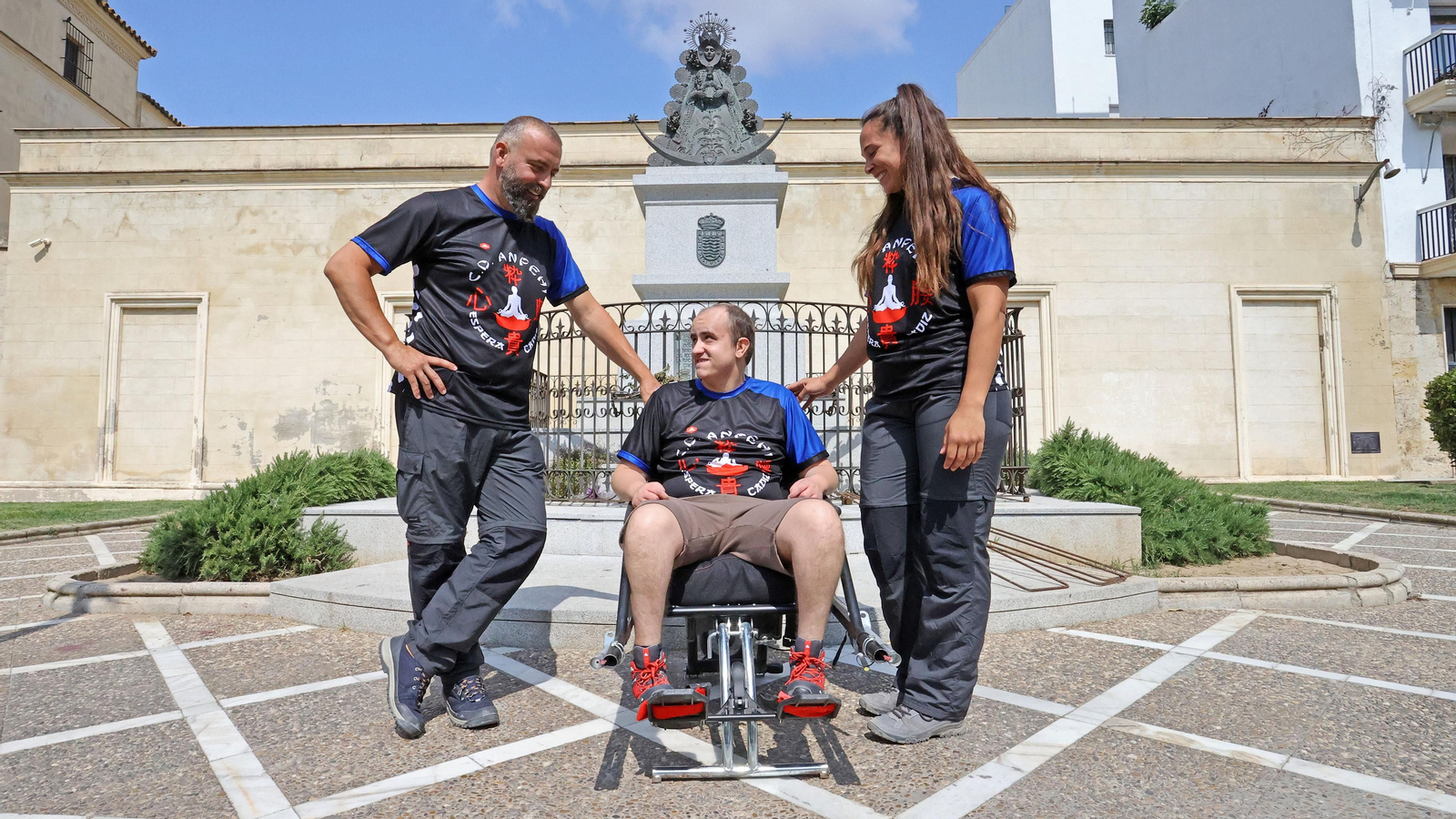 Antonio Pedro Hirch, José Manuel Ruiz y Mika Company, este sábado junto al monumento de la Virgen del Rocío.