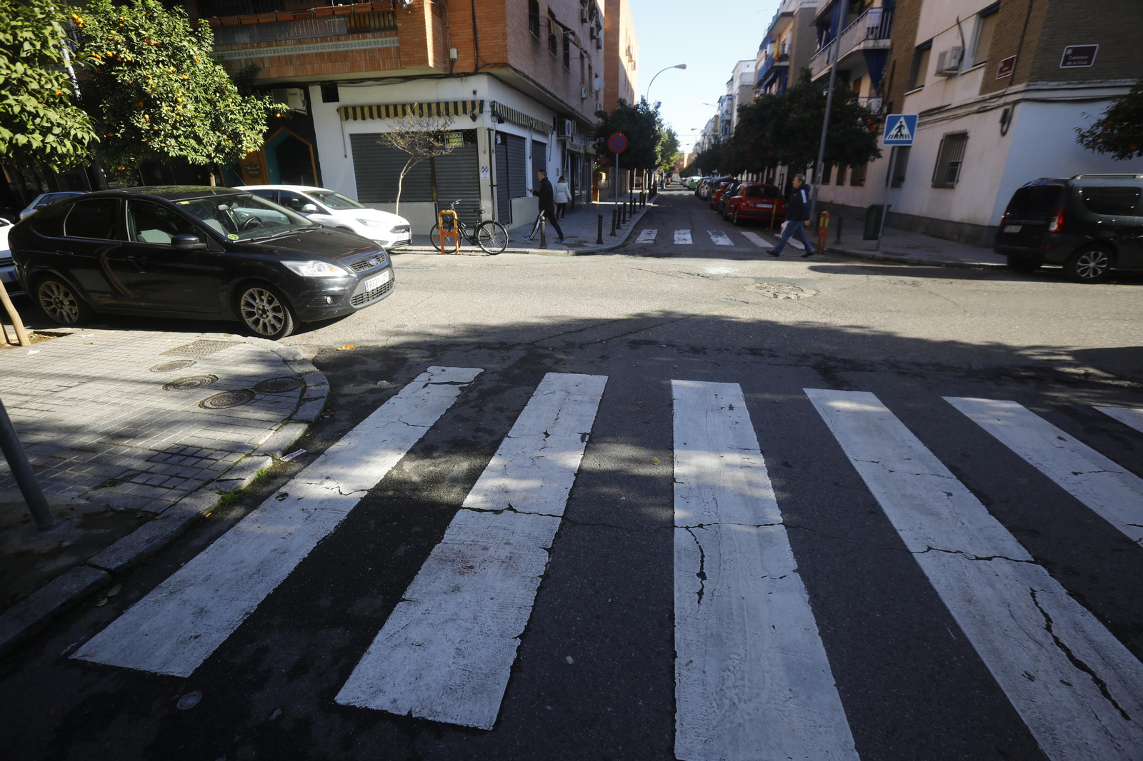 Imágenes de algunos de los pasos de peatones de Córdoba en los que se mejorará la accesibilidad