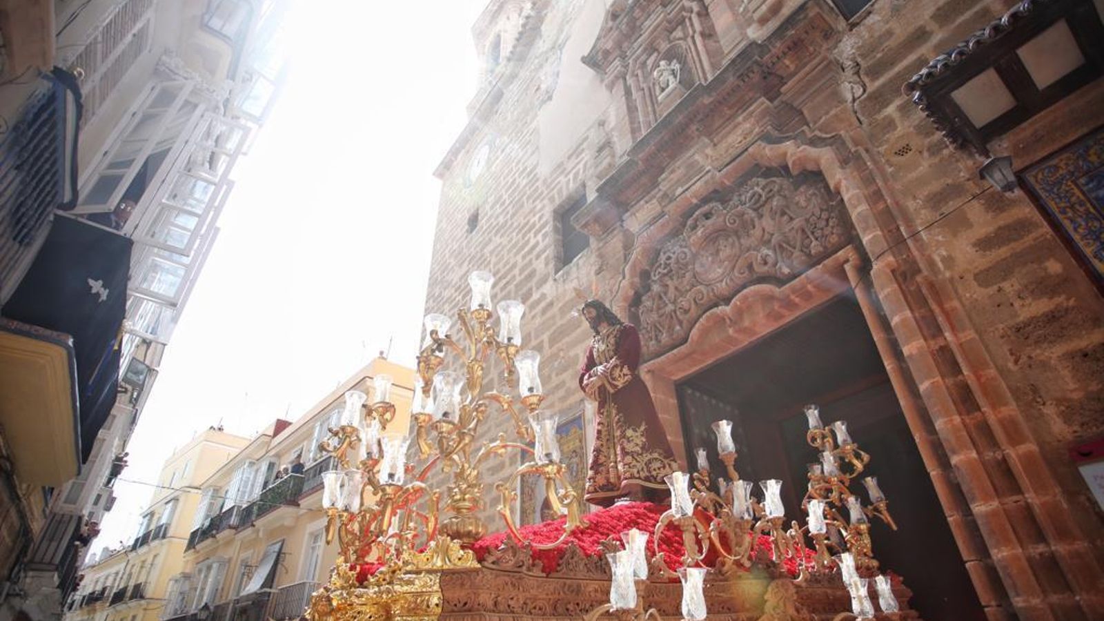El apasionado del Señor de las Penas sale De la Iglesia de San Lorenzo.