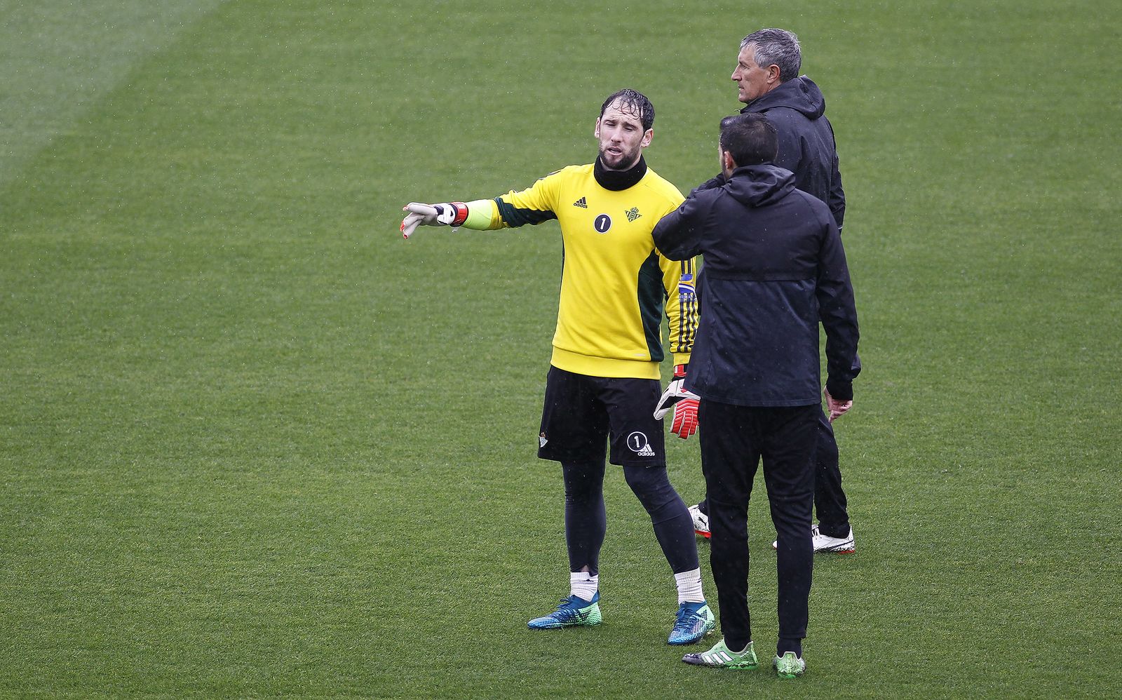 Dani Giménez, durante un entrenamiento con el Betis.