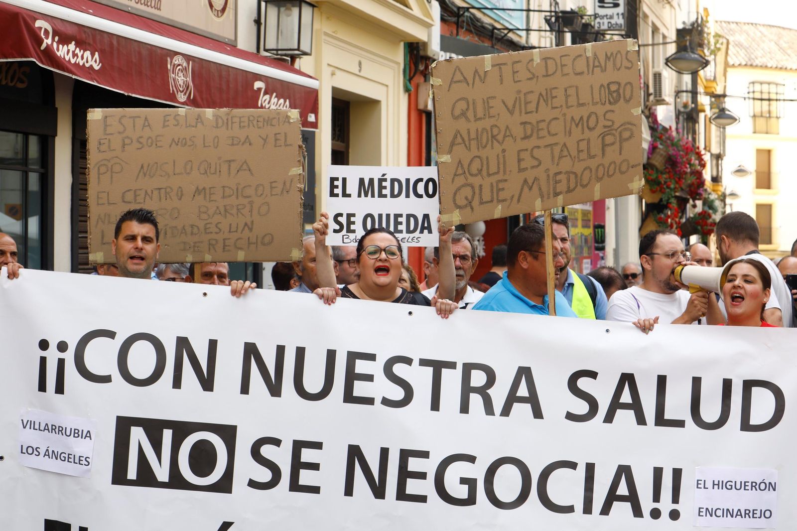 Las imágenes de la protesta de los vecinos de Villarrubia en defensa de la sanidad pública