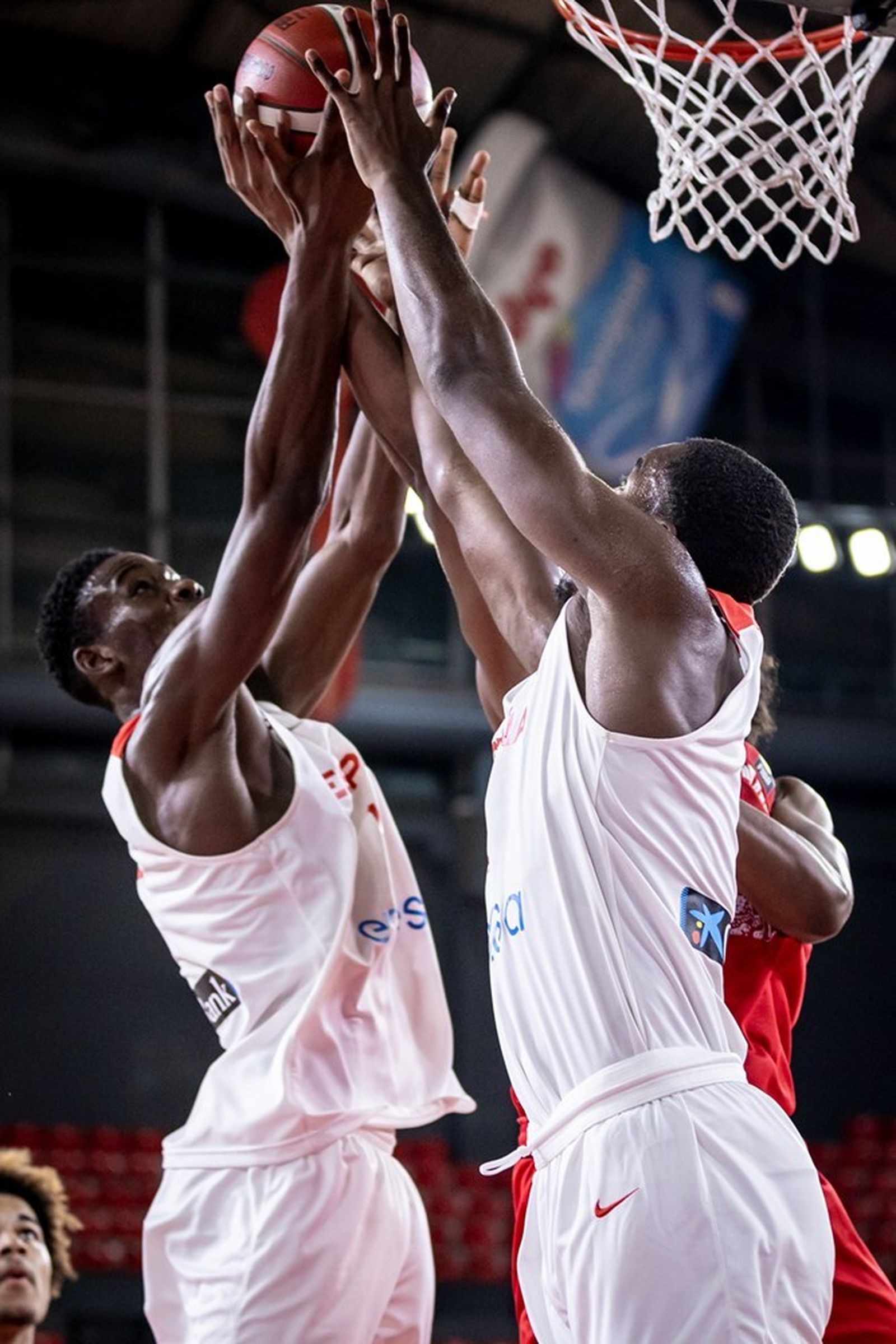 Onuetu y Garuba pelean por un rebote.