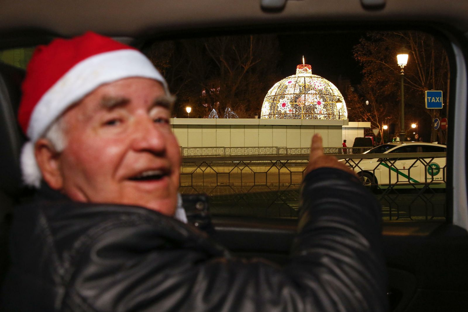 Los taxis que llevan el espíritu de la Navidad a Granada