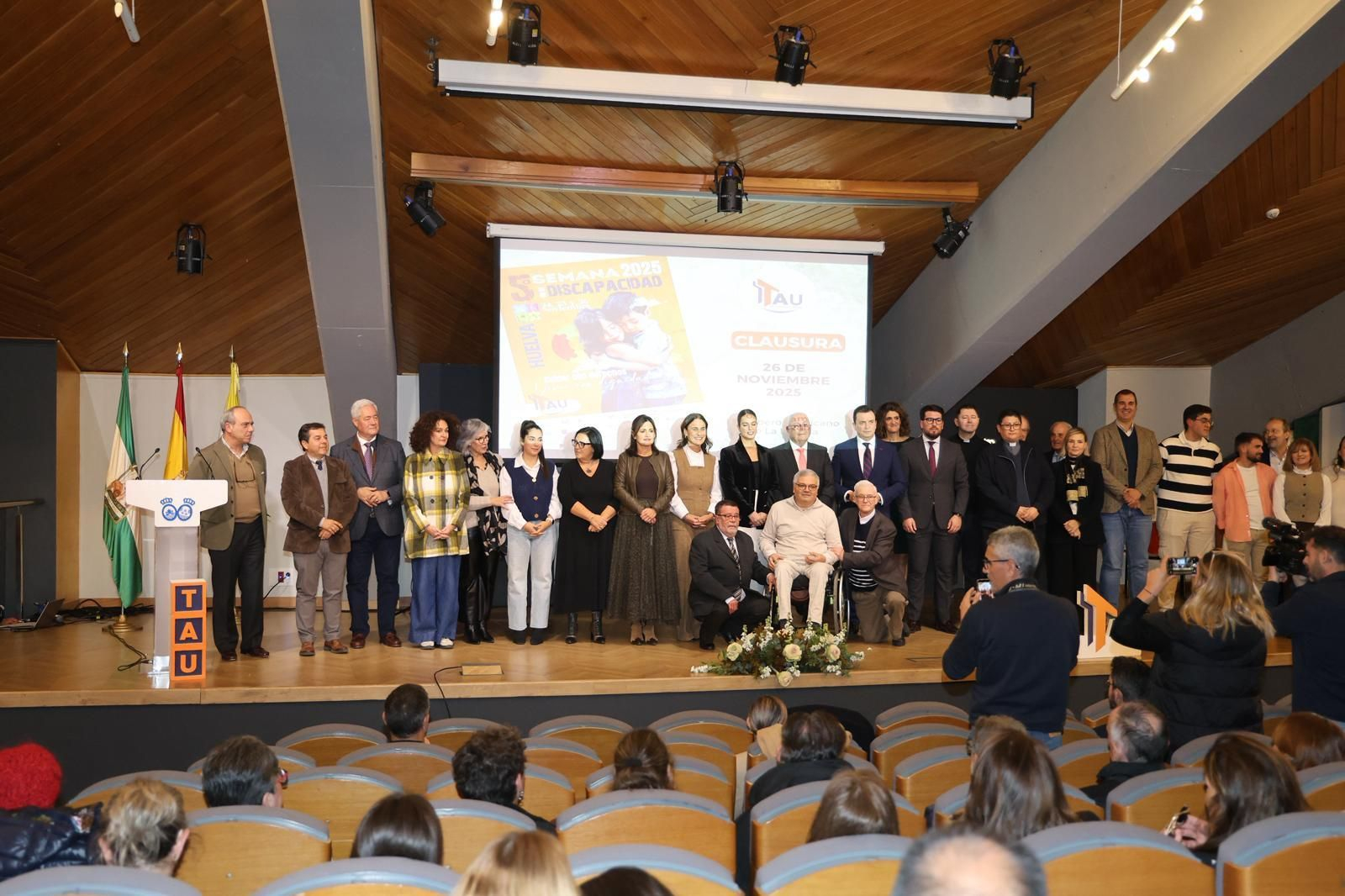 Foto de familia de premiados, instituciones y miembros de la sociedad onubense en la clausura de la Semana de la Discapacidad.