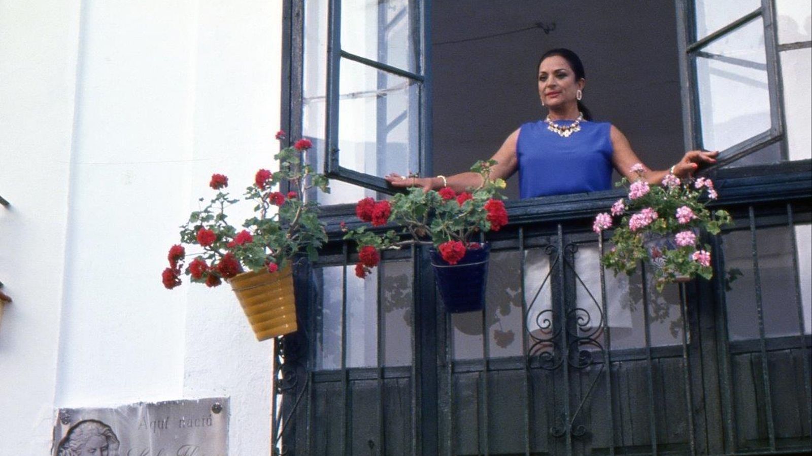 Lola Flores, en un balcón de su Jerez natal.