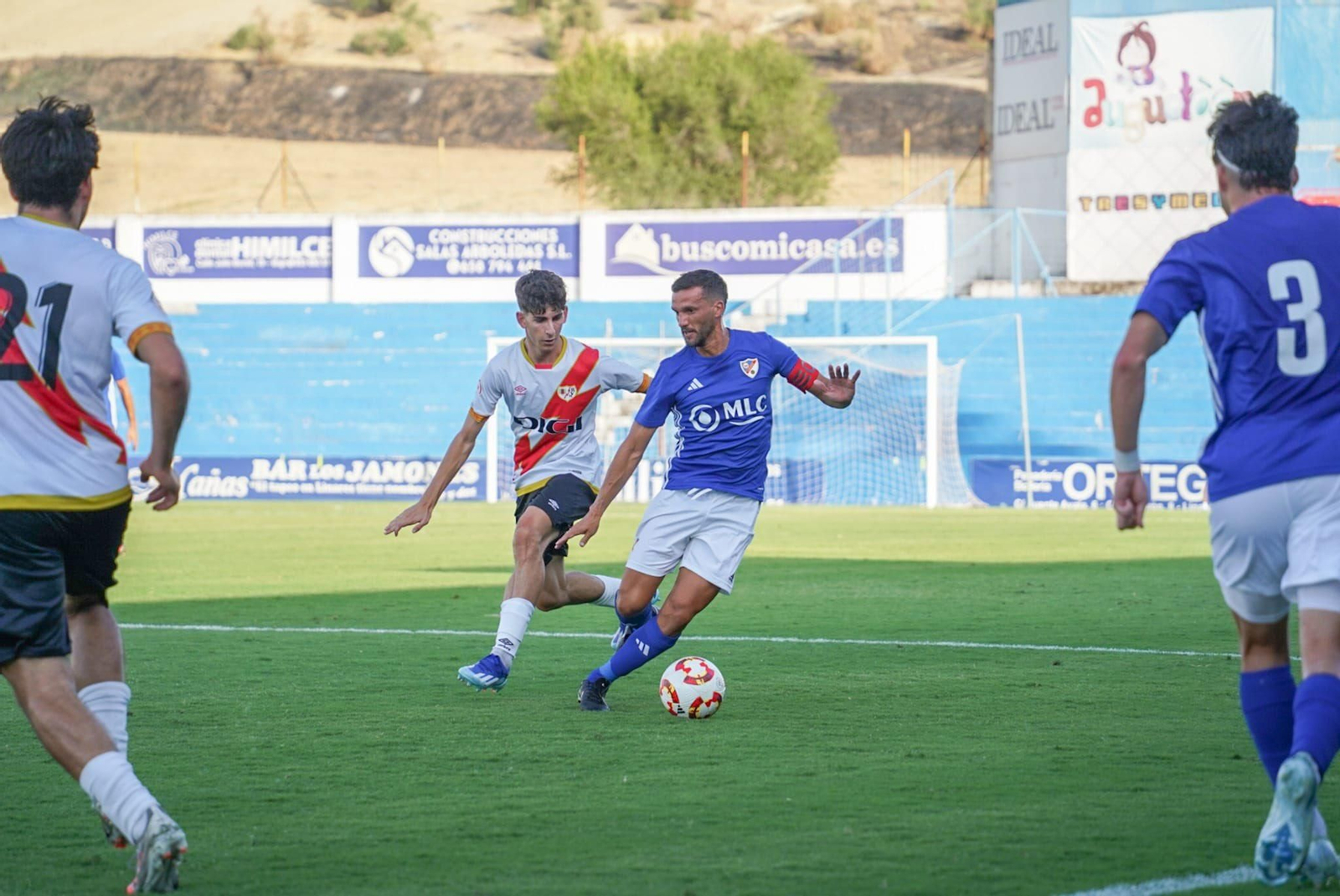 Rodri conduce el balón ante la presión de un jugador del Rayo Vallecano 'B'.