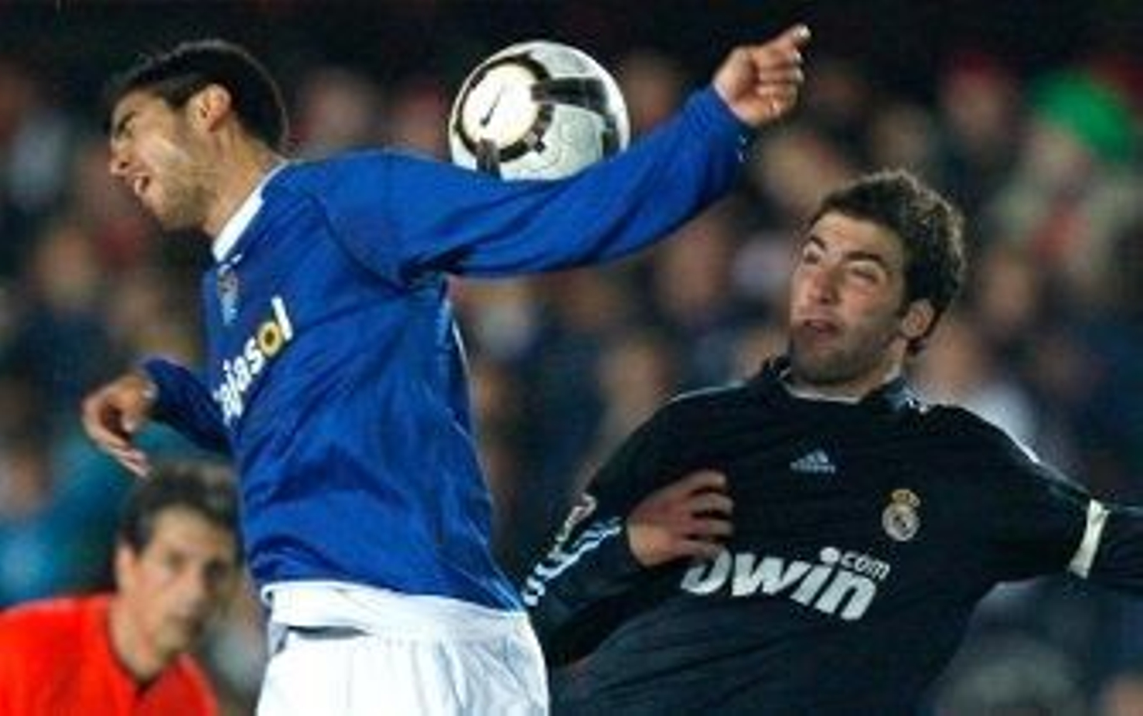 El Madrid gana fácil y mete presión al Barça (0-3) El Madrid gana fácil y mete presión al Barça (0-3)
