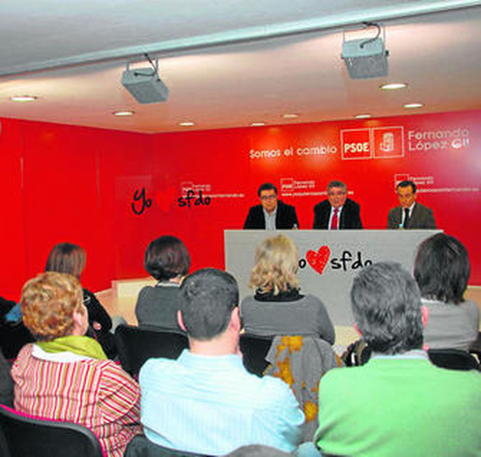 Pizarro (en el centro), junto a López Gil (d.) y Armario, en la charla con los colectivos sociales en el PSOE.