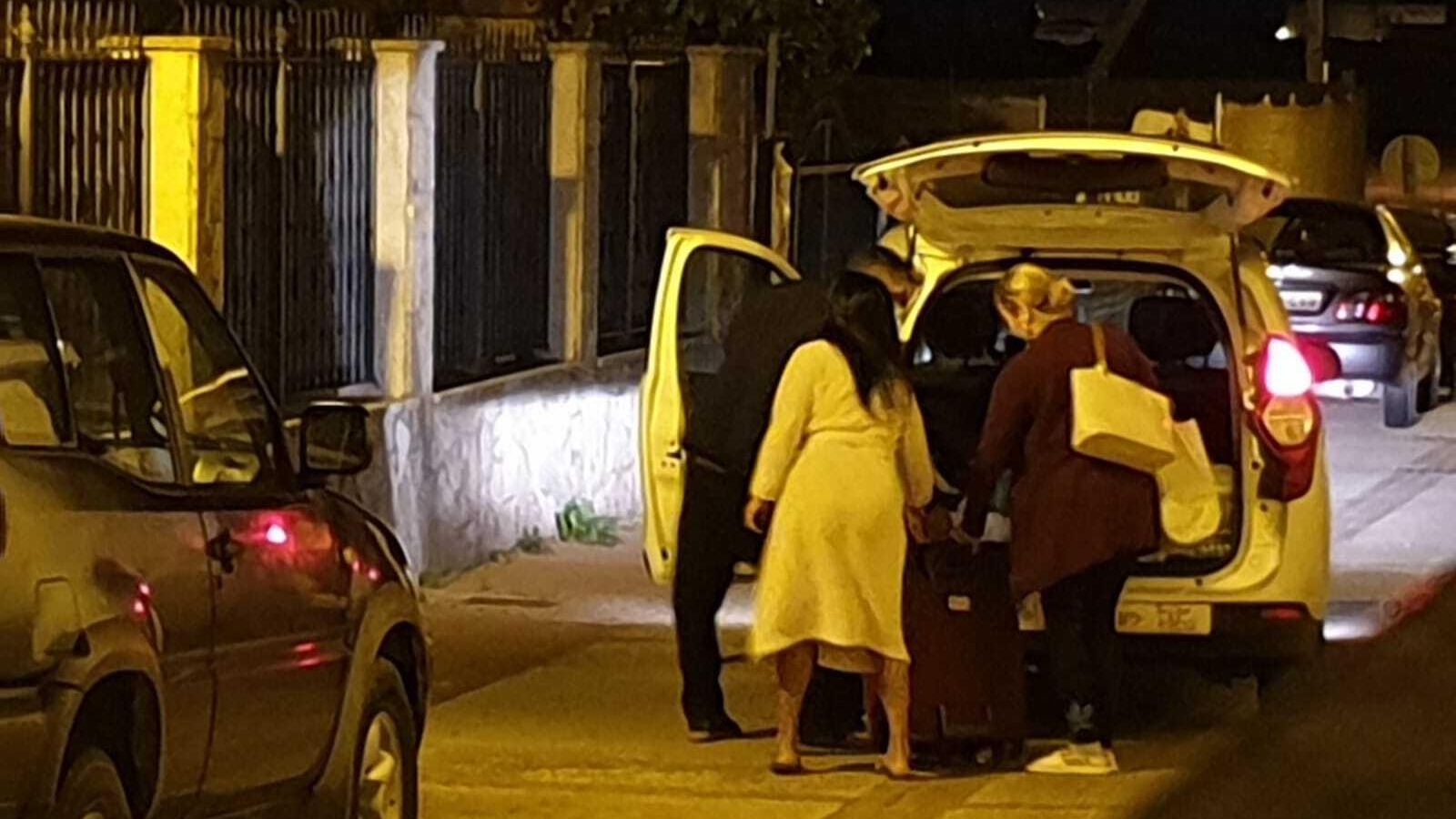 Imagen de dos mujeres entrando en la casa.