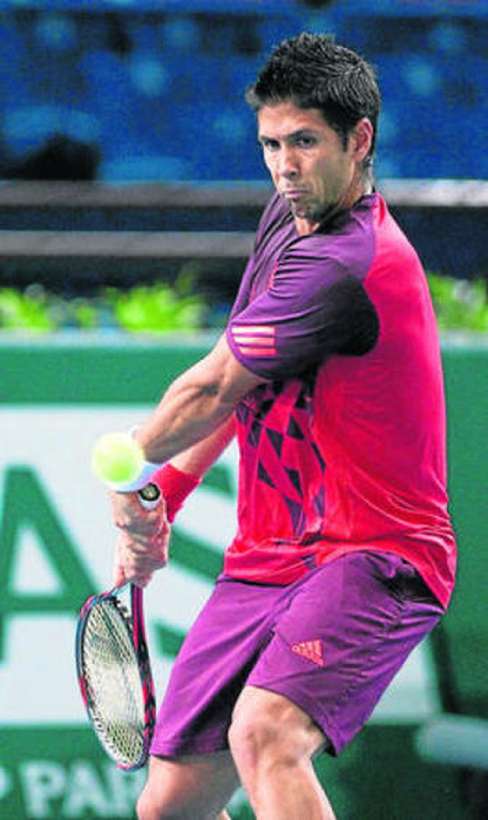 Verdasco devuelve con su golpe de revés la bola a Cilic.