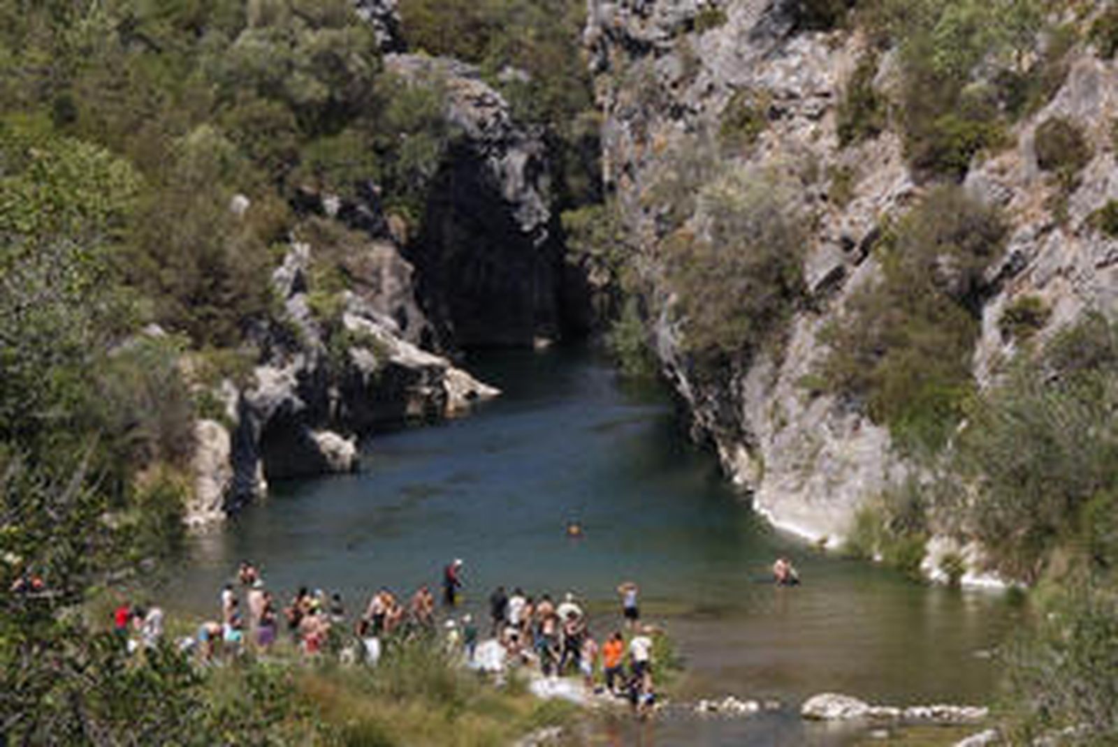 1. Las Buitreras, un espectacular paraje natural. 2. Salto de agua en el Genal para los más aventureros. 3. Un chapuzón en el Genal. 4. La represa de la Cueva del Gato. 5, 6, y 7. El pantano del Guadalhorce es un escenario apropiado para la práctica de deportes náuticos, desde el piragüismo hasta la vela.  8. Las piscinas naturales  del Genal hacen las delicias de los más pequeños.