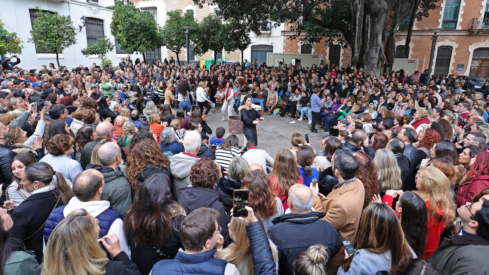 Ambiente de fiesta pasado por agua en las zambombas de Jerez
