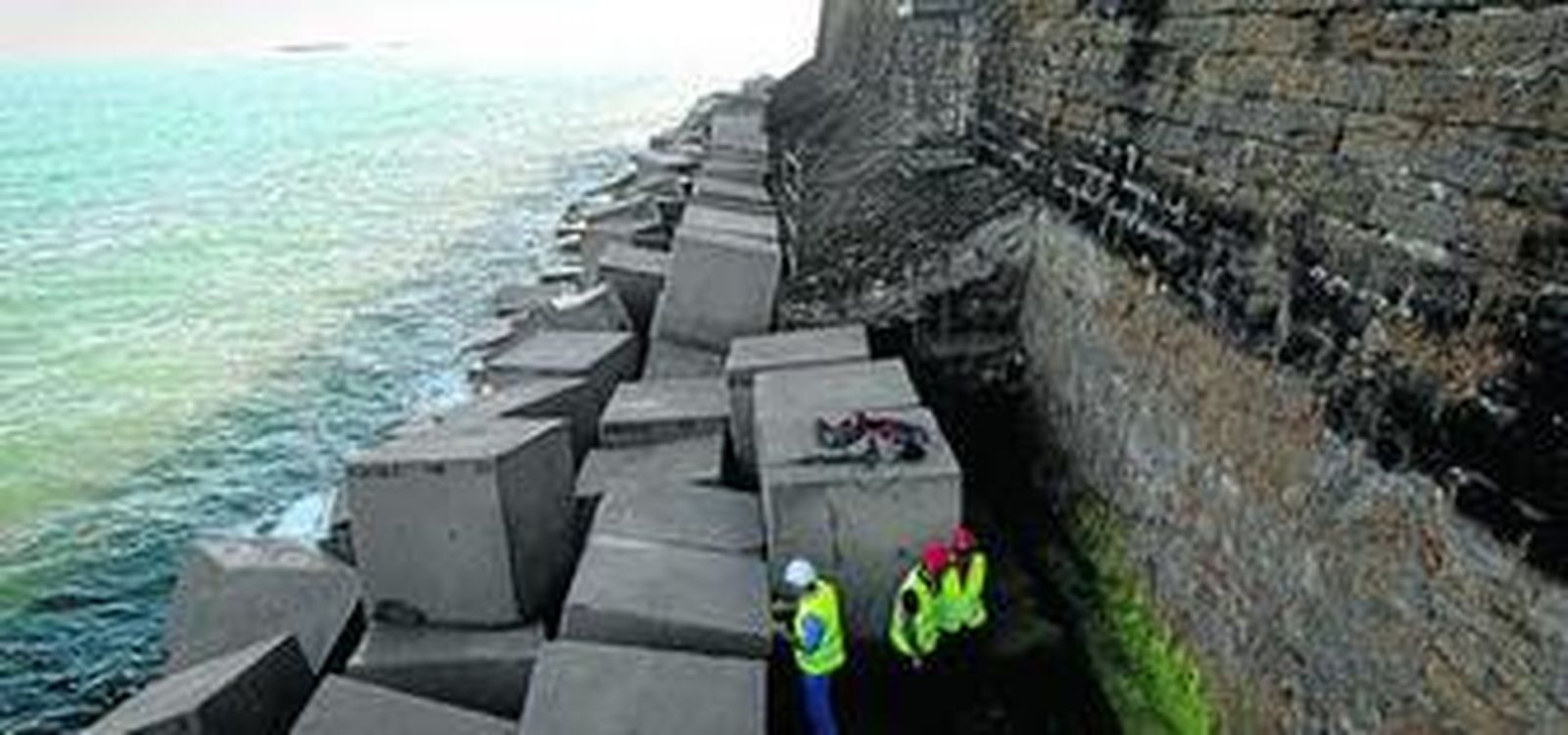Zona de la muralla de Santa Bárbara donde Costas está actuando para depositar los bloques.