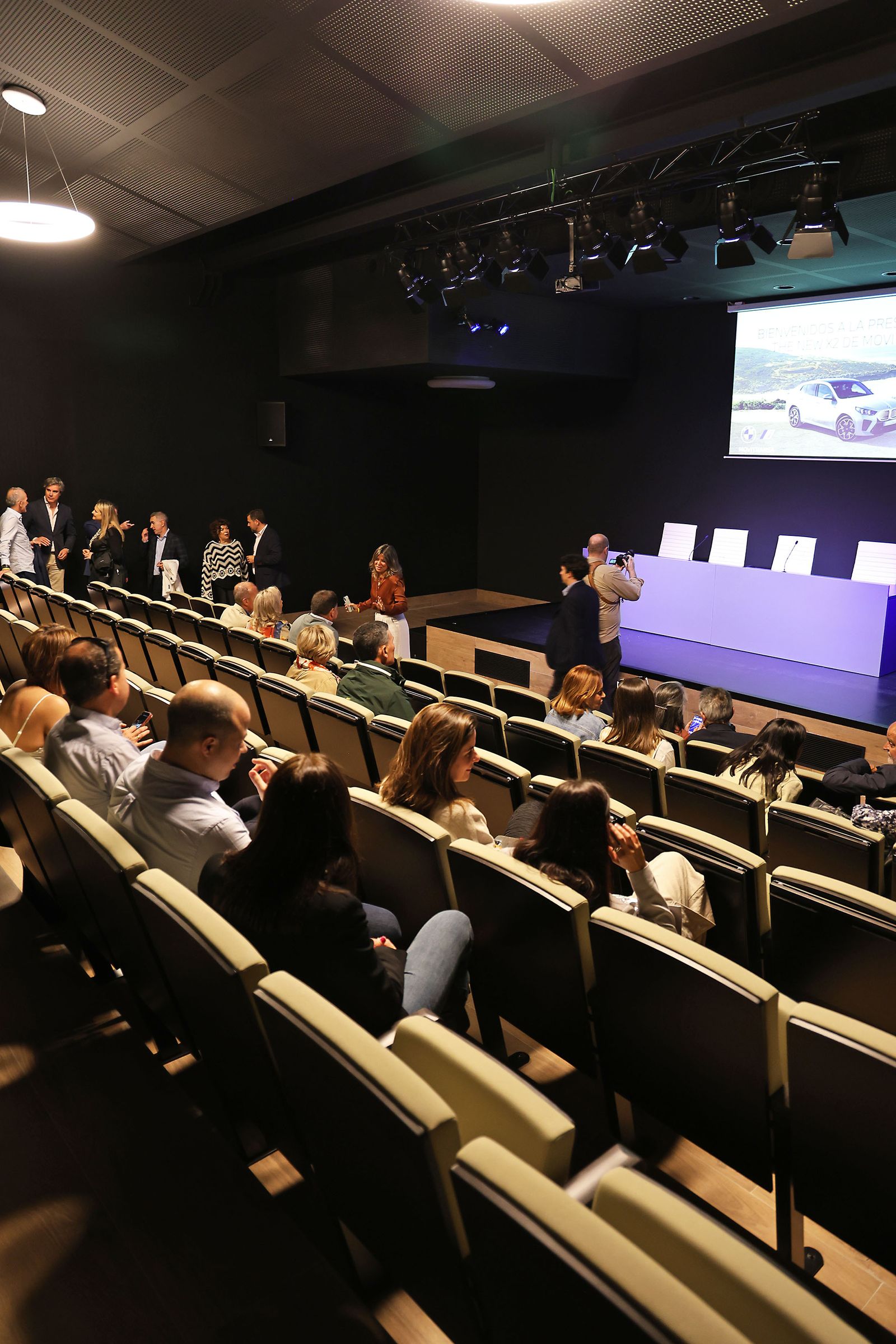 Movitransa presenta los nuevos modelos de BMW IX2 y el X2 en el complejo deportivo Lamiya