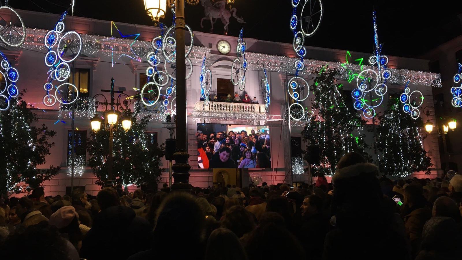 La iluminación de la Plaza del Carmen donde también ha habido fuegos artificiales.