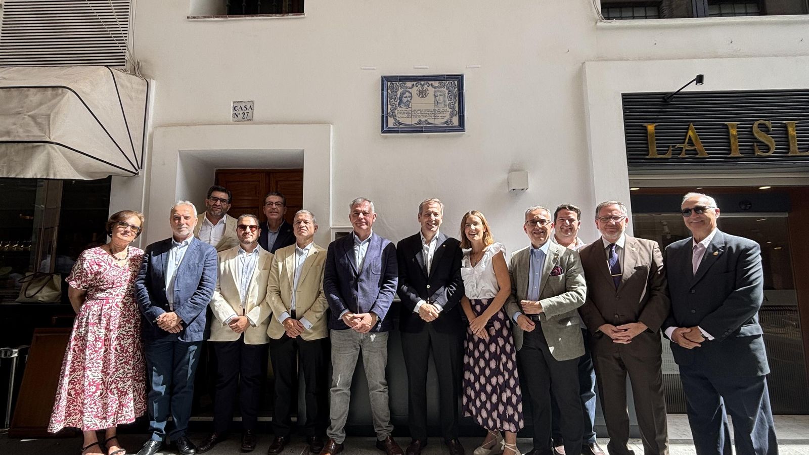 Fotografía de familia ante la casa donde fueron talladas las imágenes