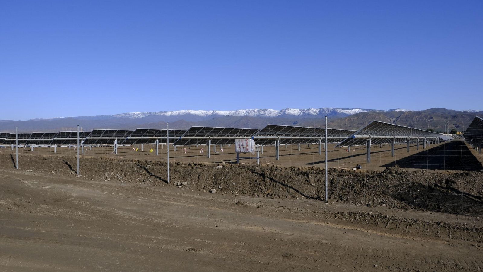 En torno a la subestación de Tabernas y en el camino hacia Turrillas, el paisaje ha cambiado drásticamente, placas solares en lugar de olivos