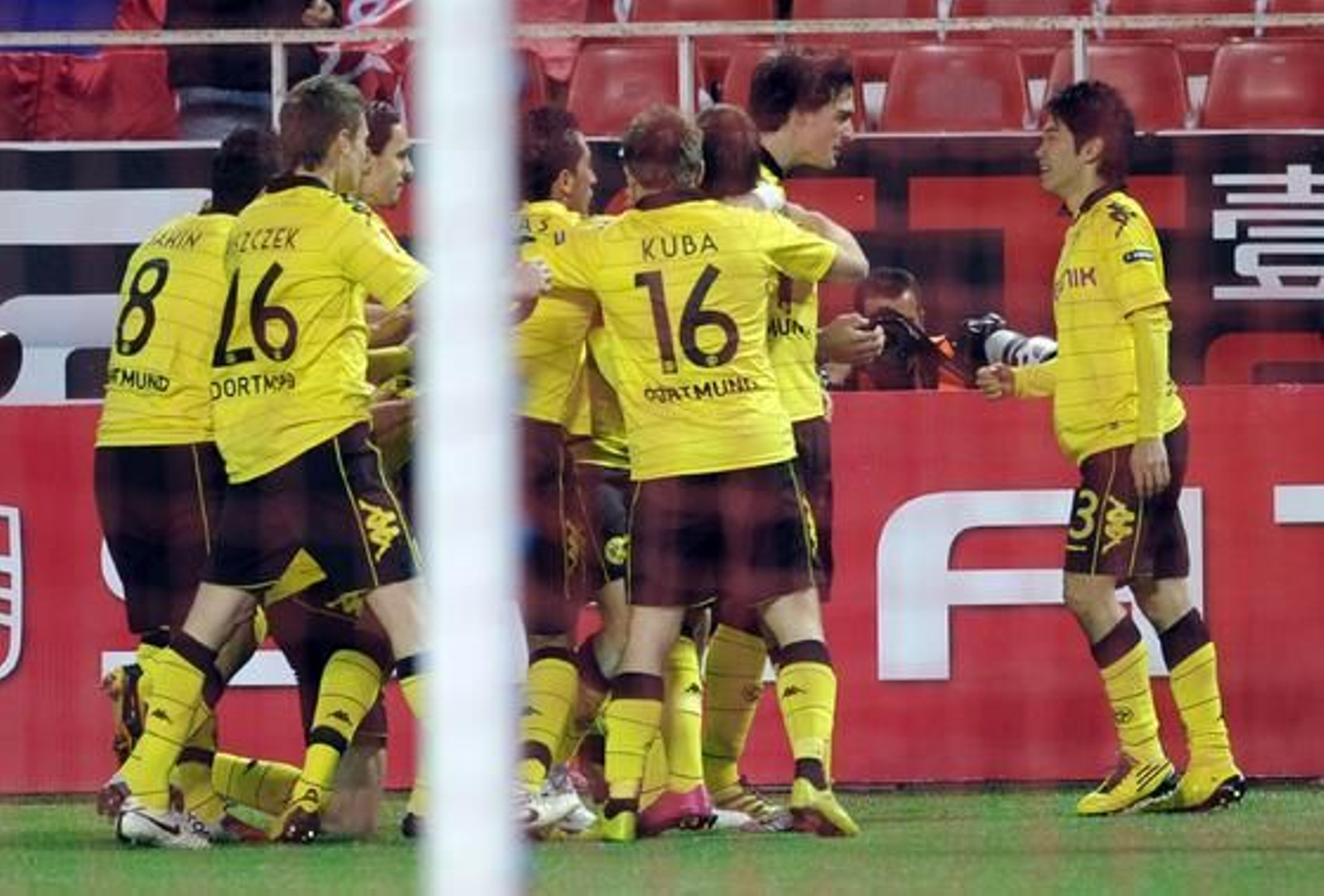 El Sevilla pasa a la siguiente ronda de la Liga Europa tras empatar 2-2 con el Borussia Dortmund. / AFP