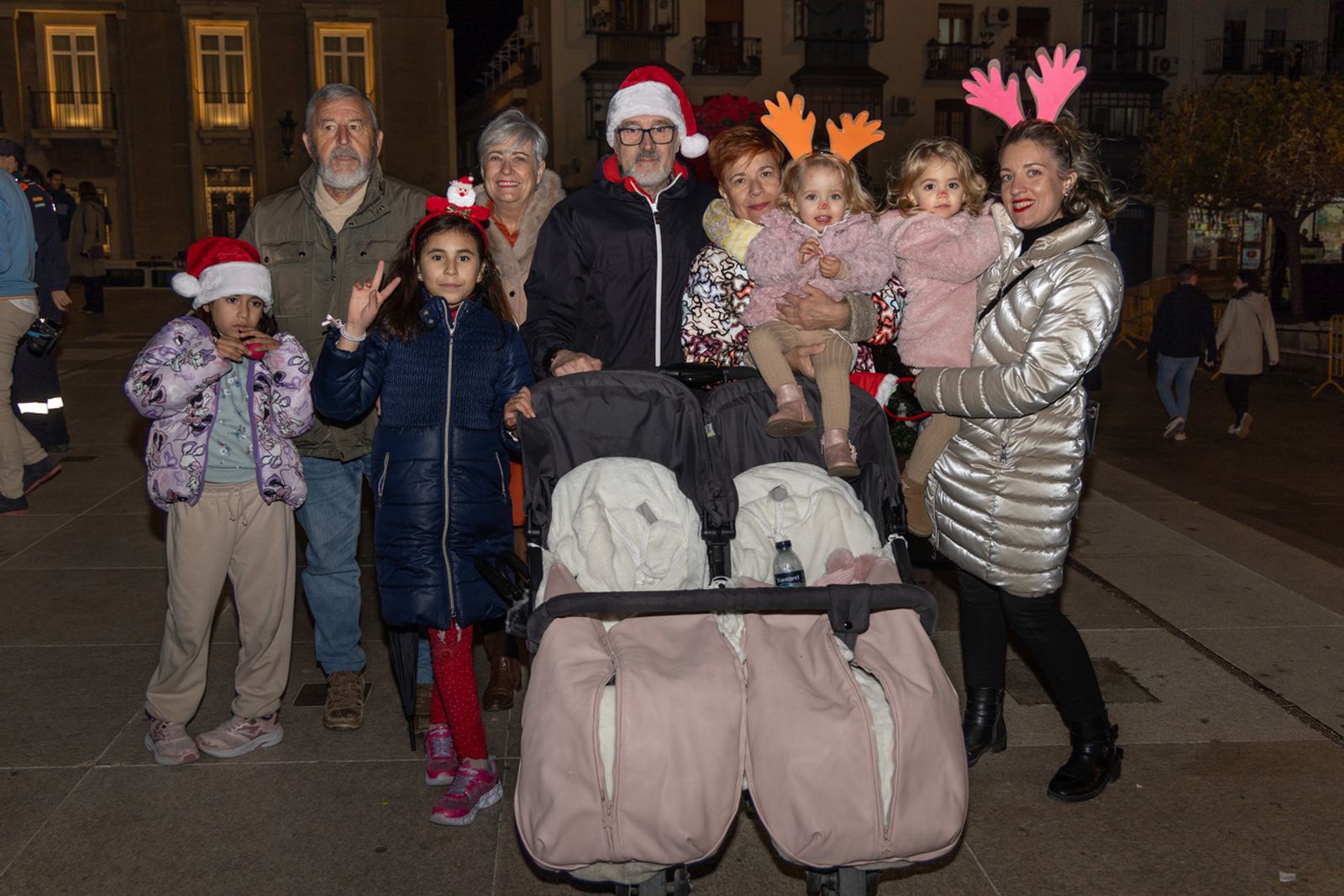 Los jiennenses disfrutan del centro de la ciudad, rodeados de un ambiente navideño
