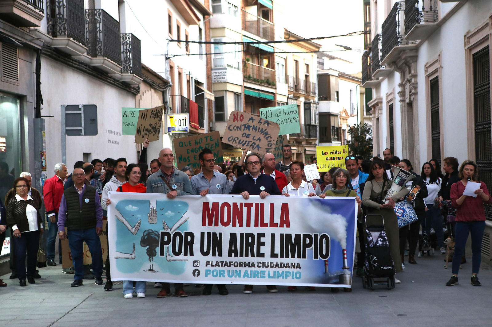 La manifestación de los vecinos de Montilla contra la orujera, en imágenes