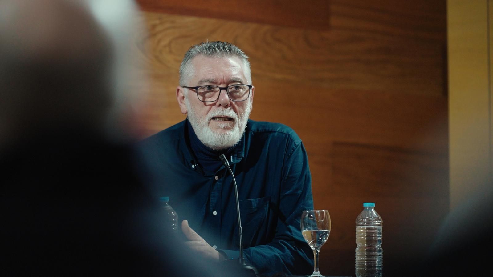 El bordador Ildefonso Jiménez, en la mesa redonda sobre el bordado celebrada en San Fernando